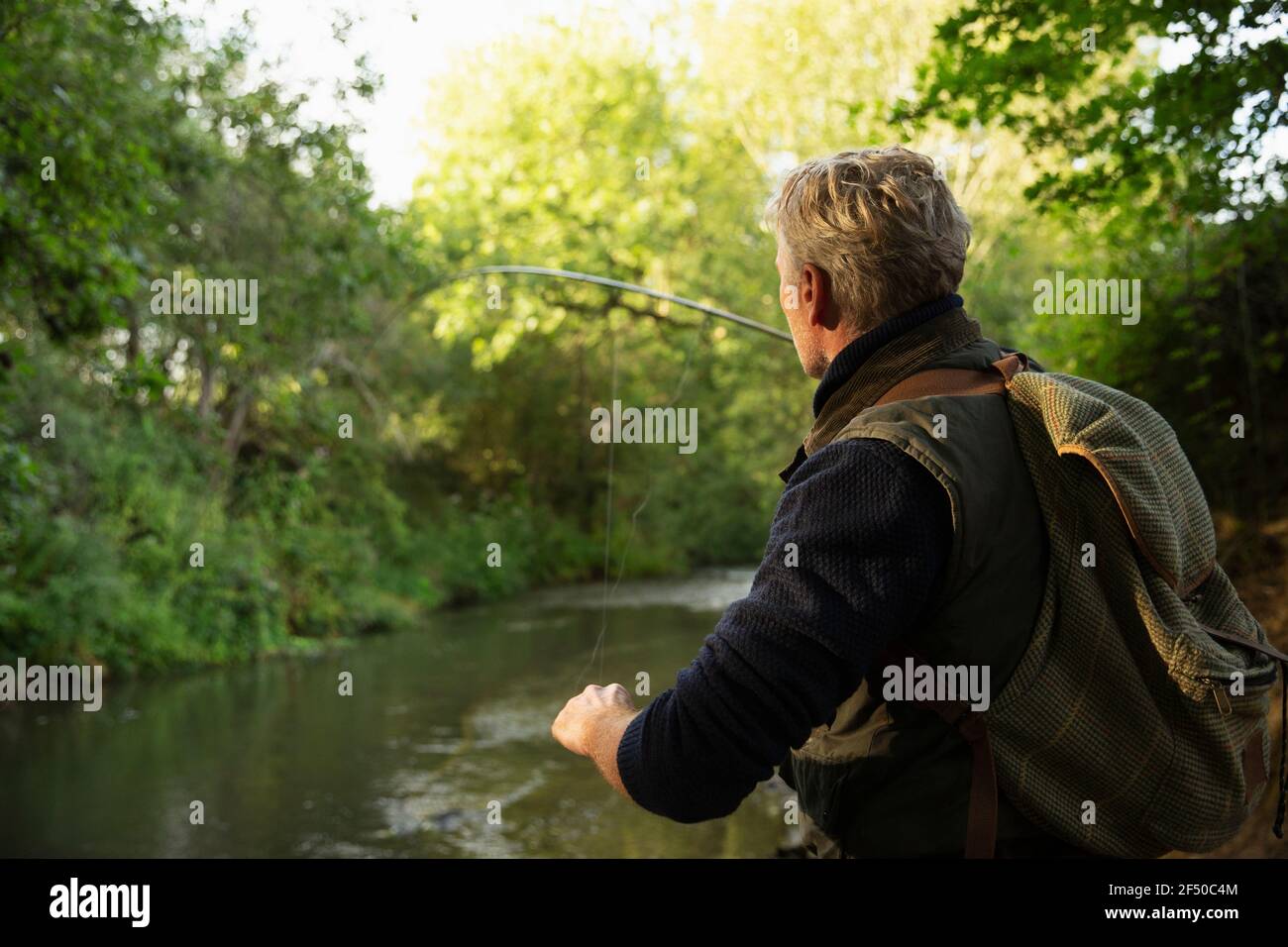 Mann Fliegenfischen am Fluss Stockfoto