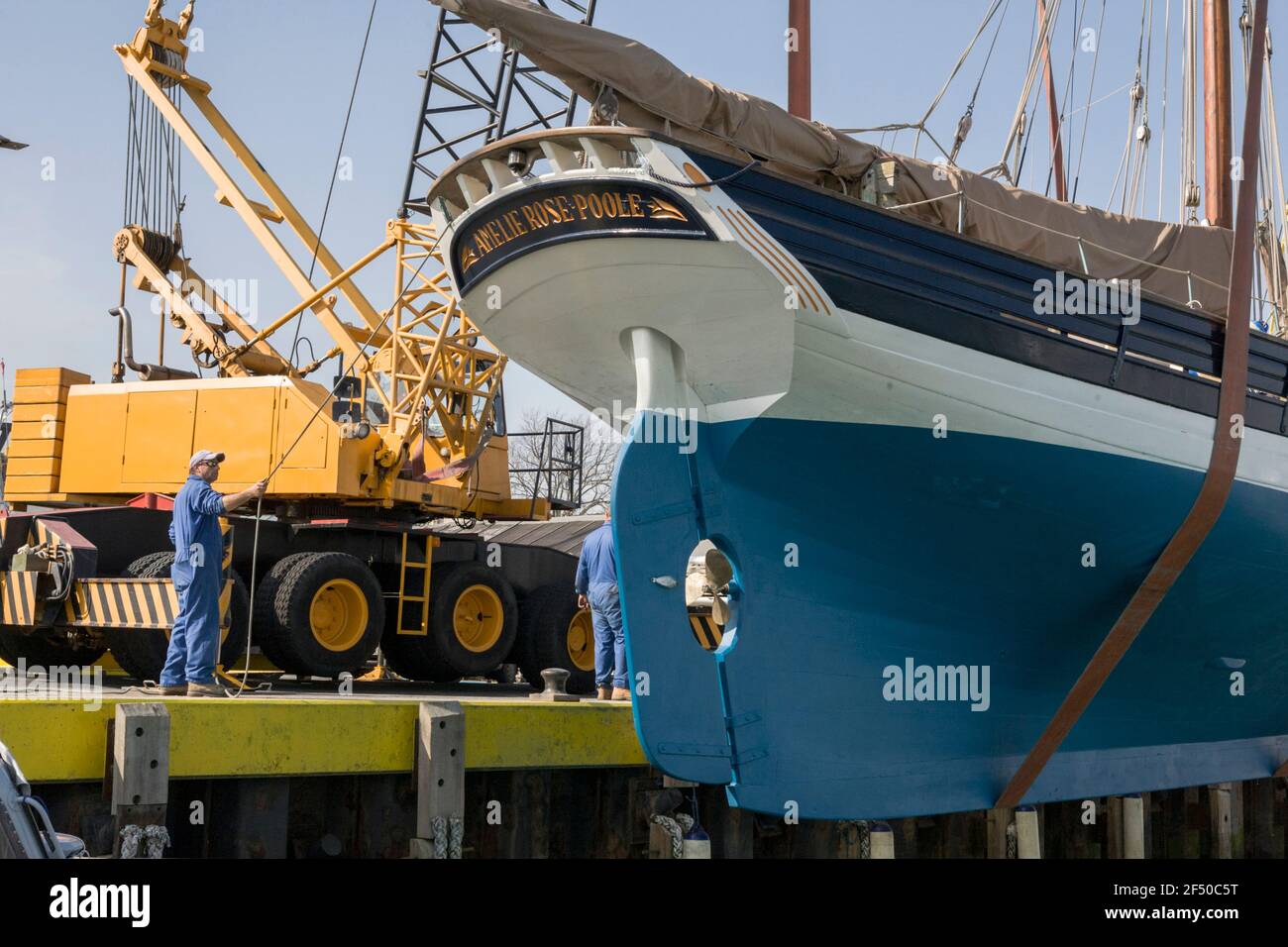 'Amelie Rose', eine traditionelle Isles of Scilly-Pilotenschneiderei, wird nach einer Umrüstung bei Gosport Boatyard, Gosport, Hampshire, England, Großbritannien, per Kran gestartet Stockfoto