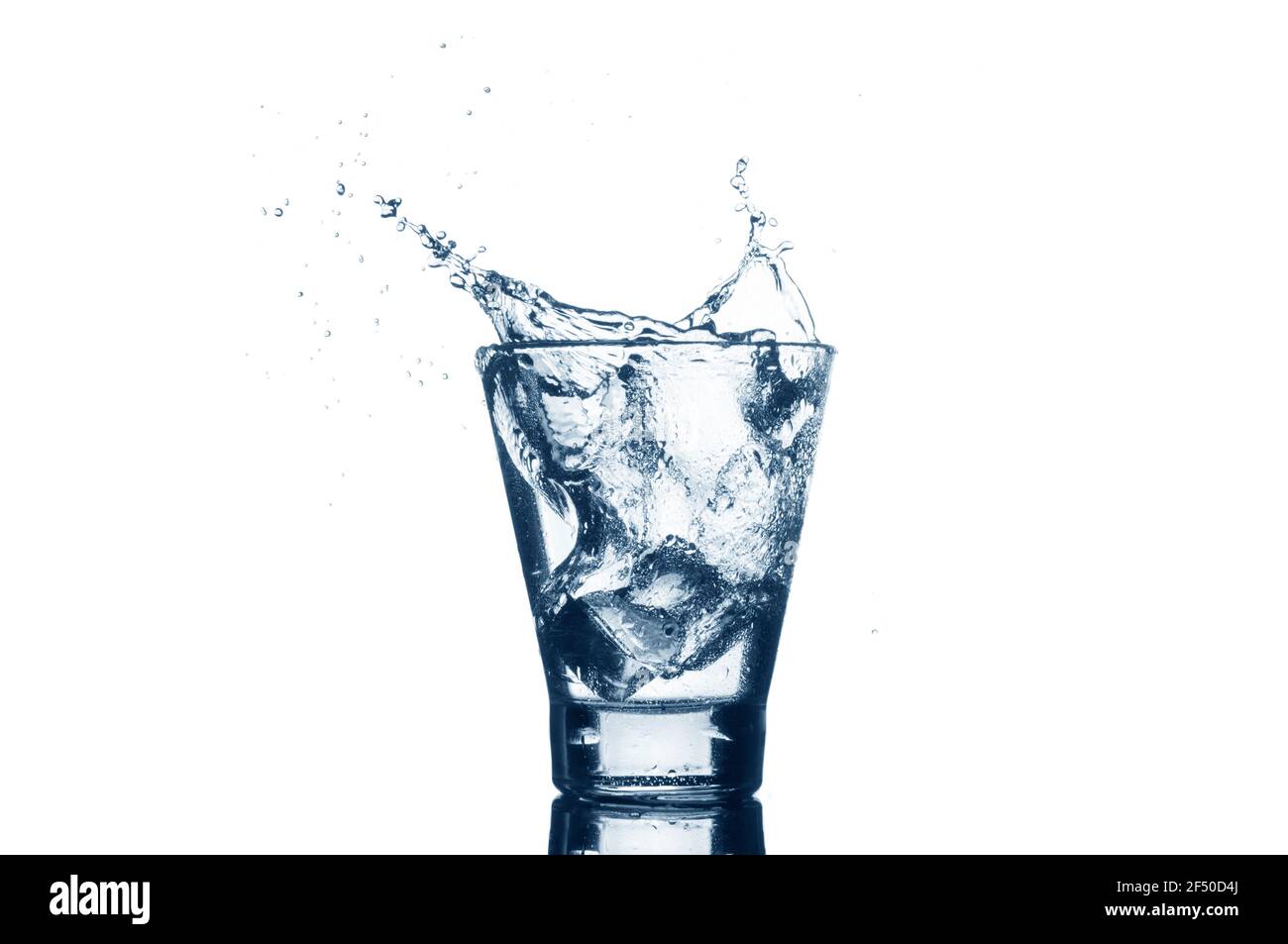 Wasser mit Spritzer und Eis isoliert auf weißem Hintergrund. Mineralwasser mit Eis im Glas. Stockfoto