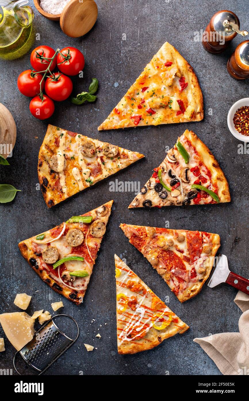 Auswahl an Pizzascheiben, Draufsicht Stockfoto