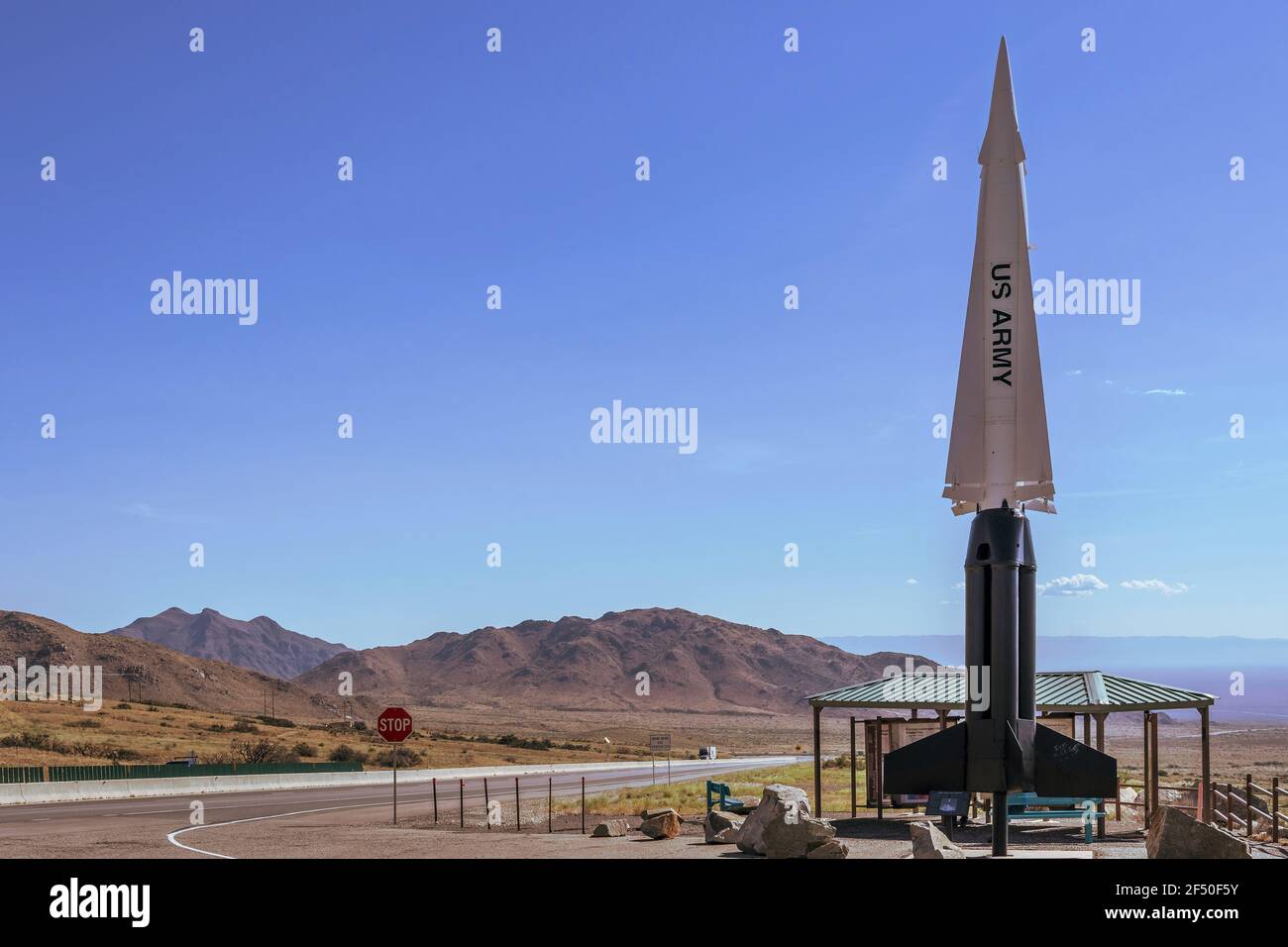 Nike Hercules Missile im San Augustin Pass Faltblatt mit Blick auf die Tularosa tat Becken und White Sands Missile Range, in der Nähe von Las Cruces, New Mexico, USA. Stockfoto