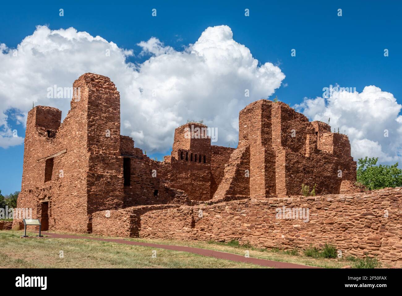 Pueblo-Ruinen von New Mexico und die spanische Kolonialmissionskirche in Quarai, Salinas Pueblo Missions National Monument, in der Nähe von Mountainair, NM. Stockfoto