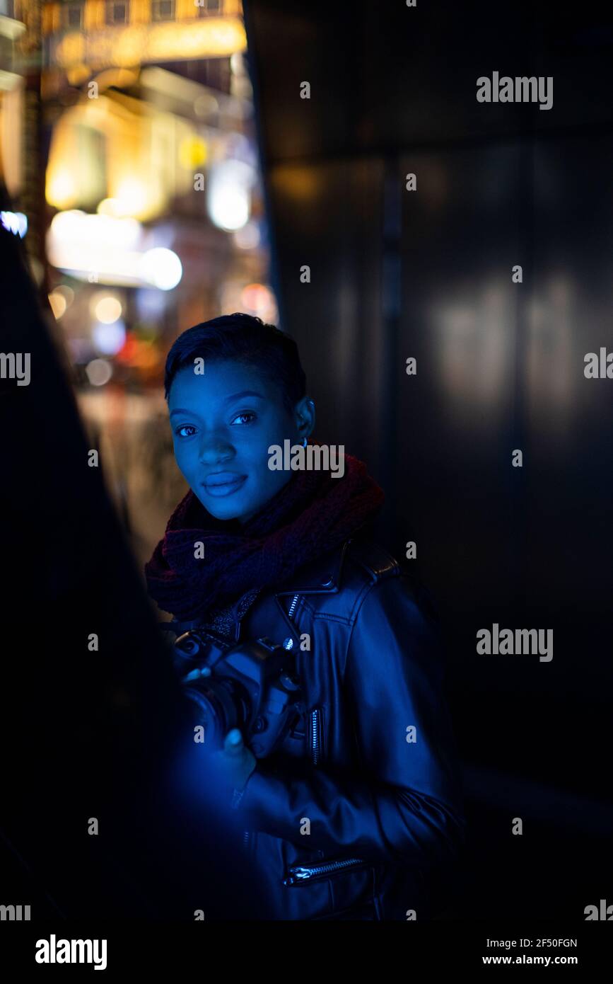 Portrait schöne junge Frau in dunklem Licht in der Nacht Stockfoto