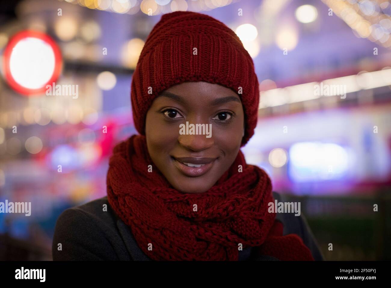Portrait selbstbewusst junge Frau in rot stricken Hut und Schal Stockfoto
