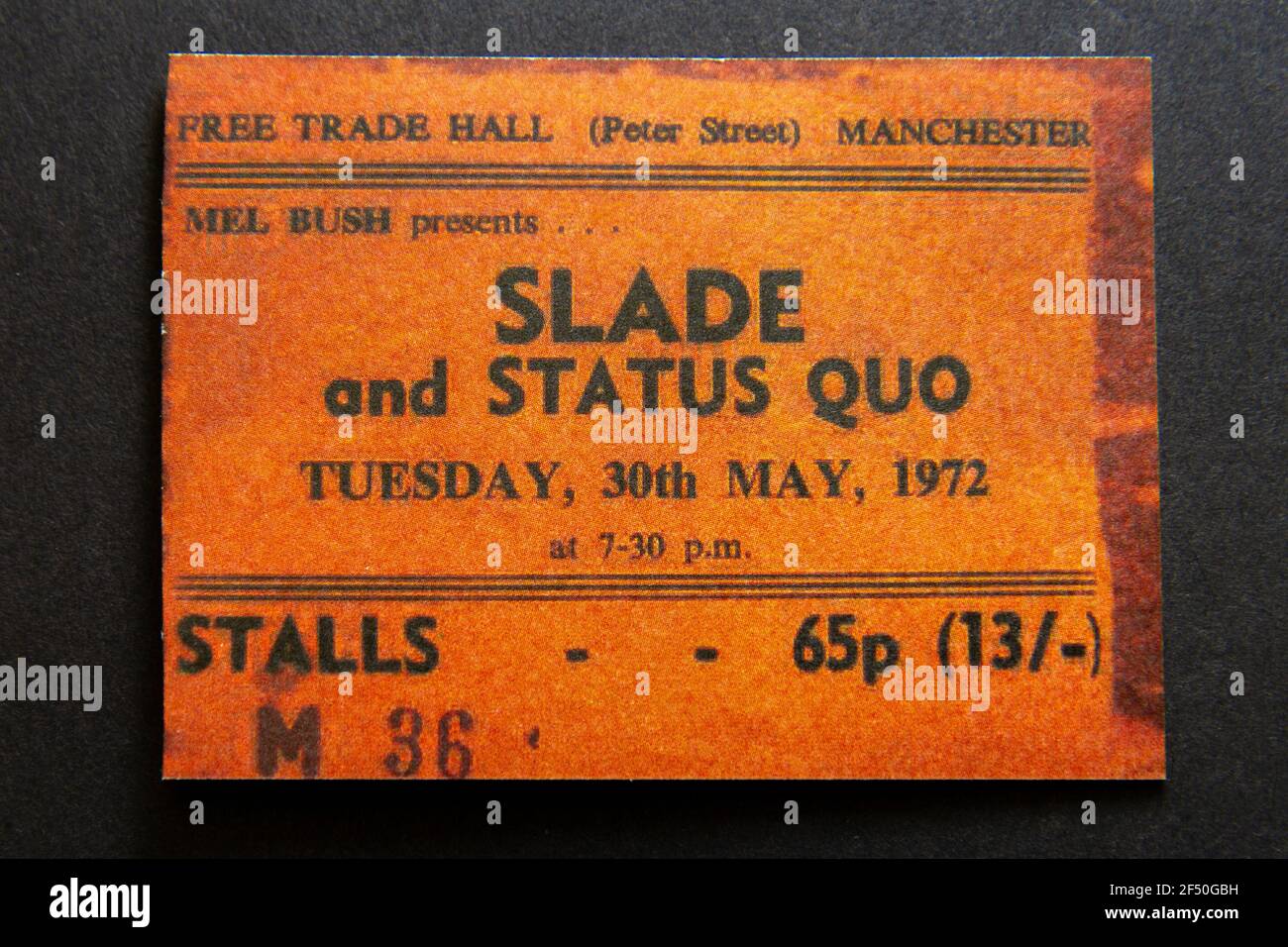 Eine nachgebildete Konzertkarte für Slade und Status Quo in der Free Trade Hall, Manchester, am 30. Mai 1972, Teil eines Erinnerungspakets der Kinder der 1970er Jahre. Stockfoto