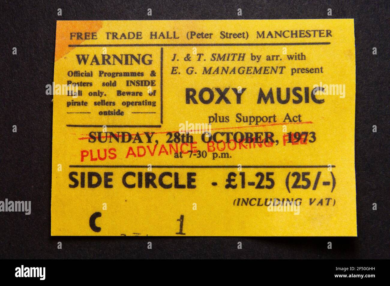 Eine nachgebaute Konzertkarte für Roxy Music in der Free Trade Hall Manchester am 28. Oktober 1973, Teil eines Erinnerungspakets aus den 1970er Jahren. Stockfoto
