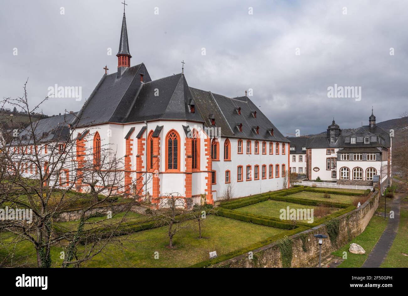 Weinarchitektur im Moseltal, Cusanus-Stift und St. Nicolas, Bernkastel-Kues, Deutschland Stockfoto
