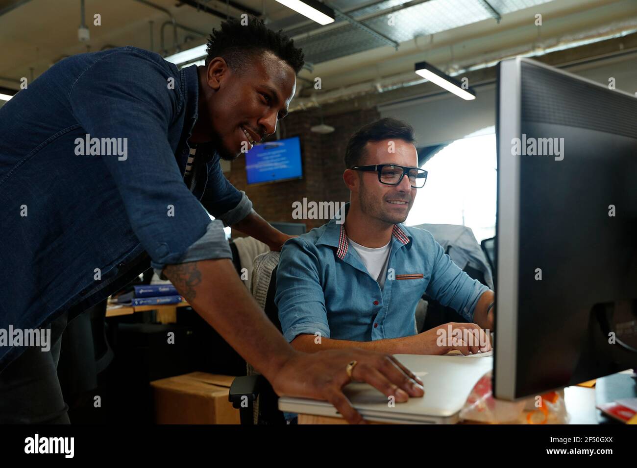 Geschäftsleute, die Arbeiten am Computer im Büro Stockfoto