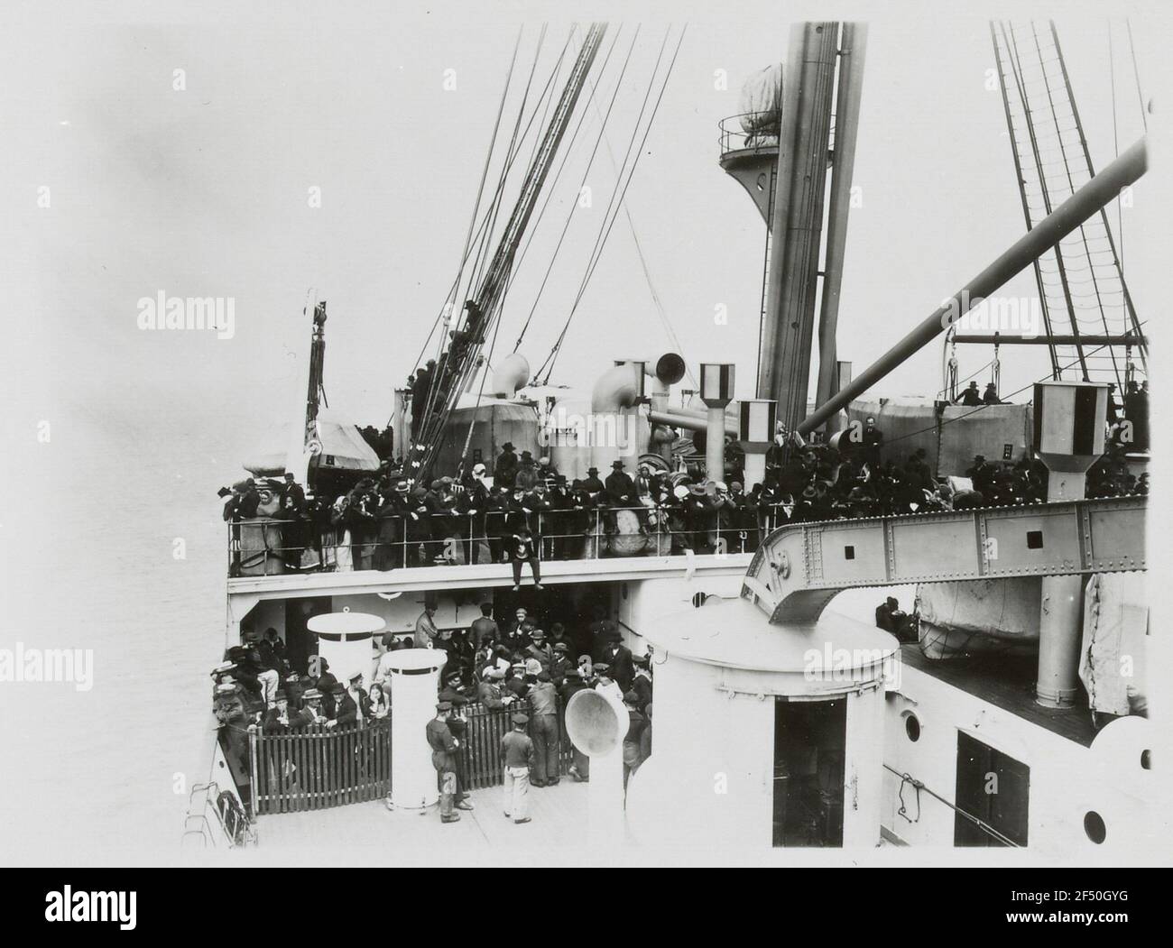 Kreuzfahrten der Hamburg-Amerika-Linie, um 1911/1913. Passagiere der Klasse 3rd (Auswanderer) an der Kreuzung auf einem Hochsee-Passagierdampfer Stockfoto
