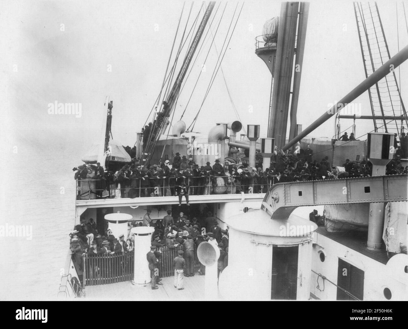 Kreuzfahrten der Hamburg-Amerika-Linie, um 1911/1913. Passagiere der Klasse 3rd (Auswanderer) an der Kreuzung auf einem Hochsee-Passagierdampfer Stockfoto