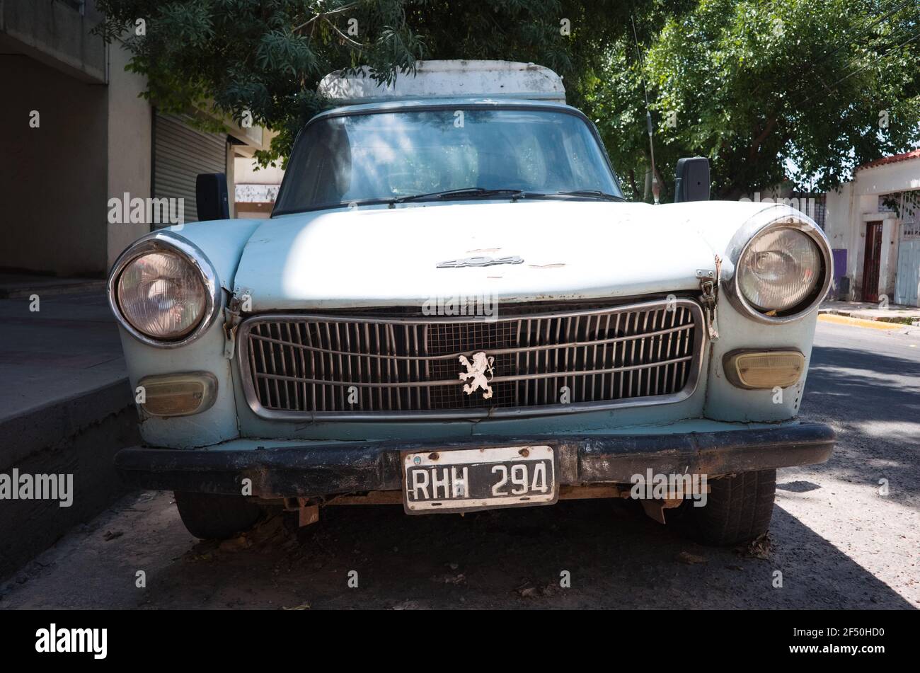 Cordoba, Argentinien - Januar, 2020: Vorderansicht des alten klassischen Peugeot 404 Autos. Oldtimer-LKW mit Peugeot-Logo auf Kühlerschirm und 404 Nummer Stockfoto