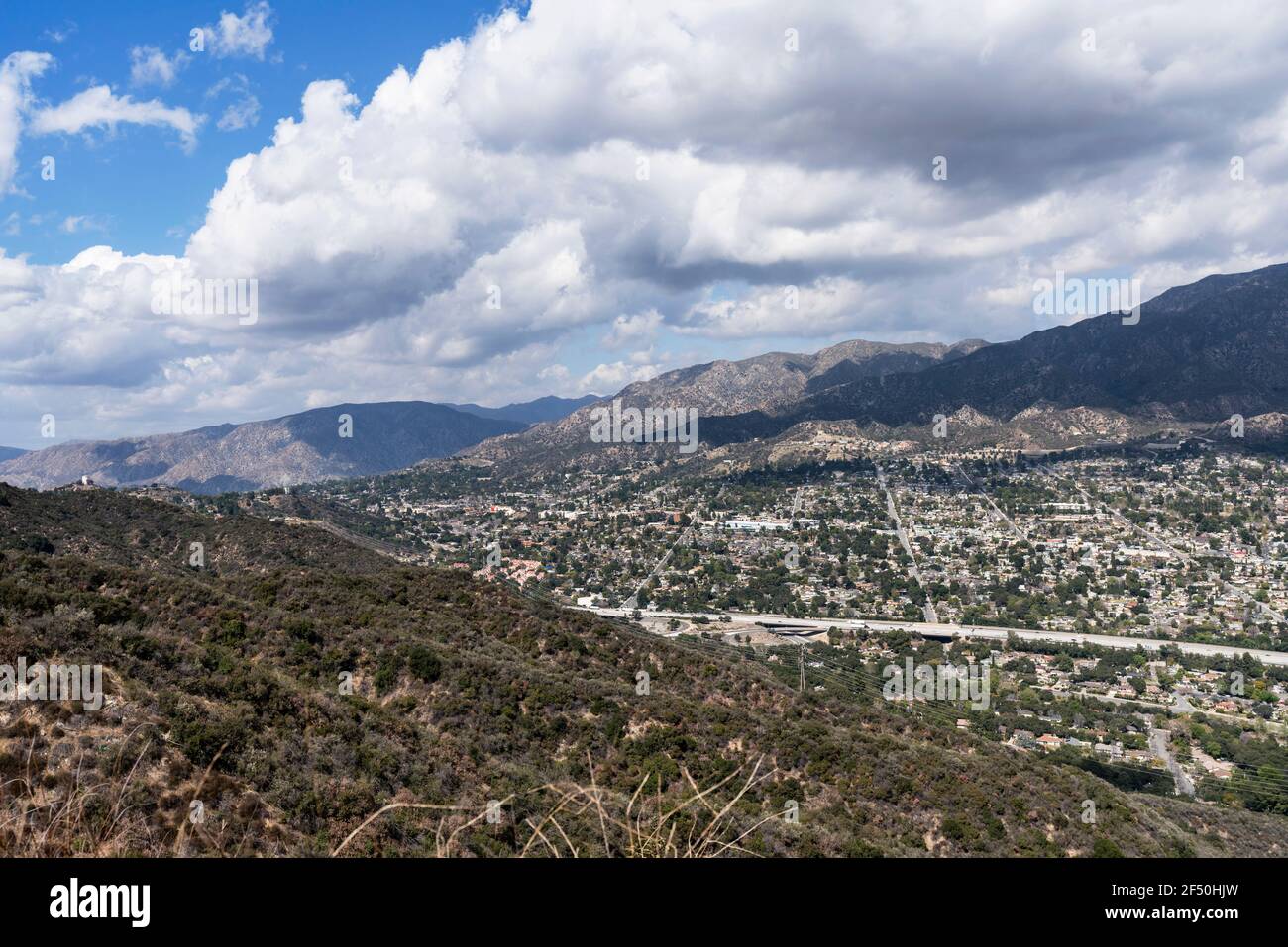 Bergblick in Richtung Tujunga und Crescenta Highlands in Los Angeles, Kalifornien. Stockfoto