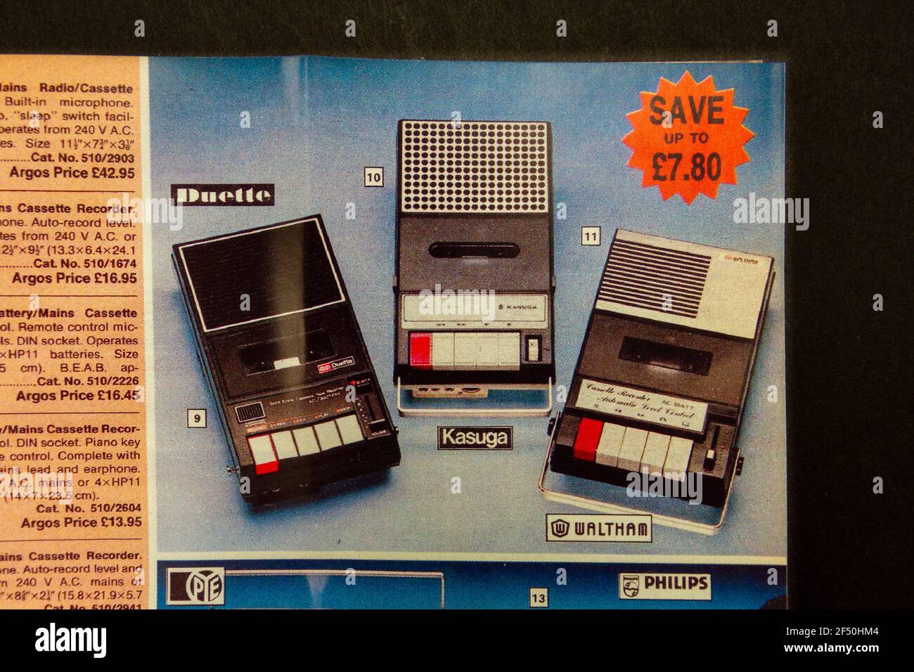 Eine nachgebaute Argos Katalogseite mit einzelnen Kassettenspielern, Teil eines Erinnerungswerks aus den 1970er Jahren. Stockfoto