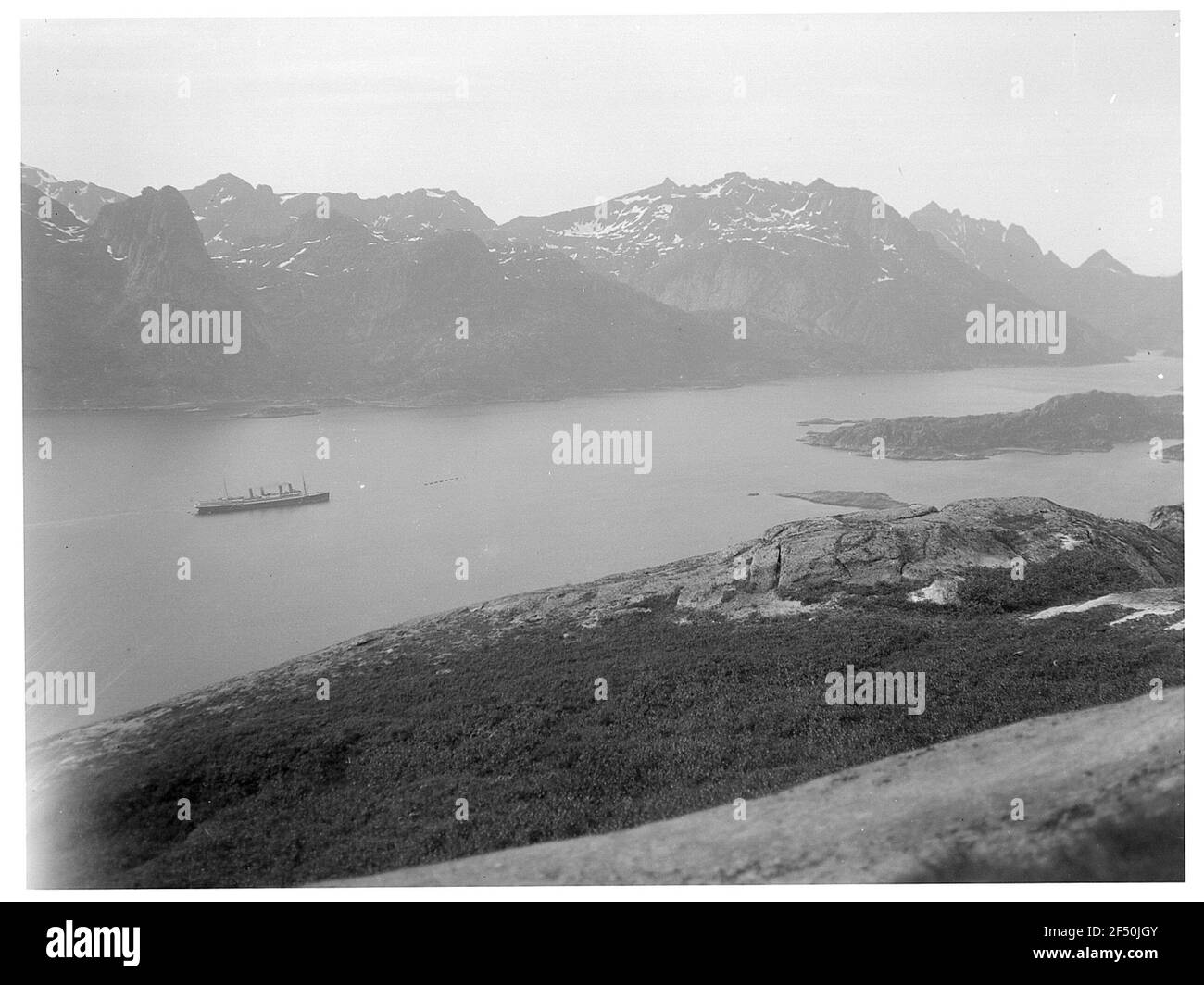 DIGERMOLLS / NORWEGEN: Blick von Diger Colleys über den Vest Fjord. Blick von den Felsen über die Fjordlandschaft des Vest Fjords mit Victoria Luise in der Bucht Stockfoto