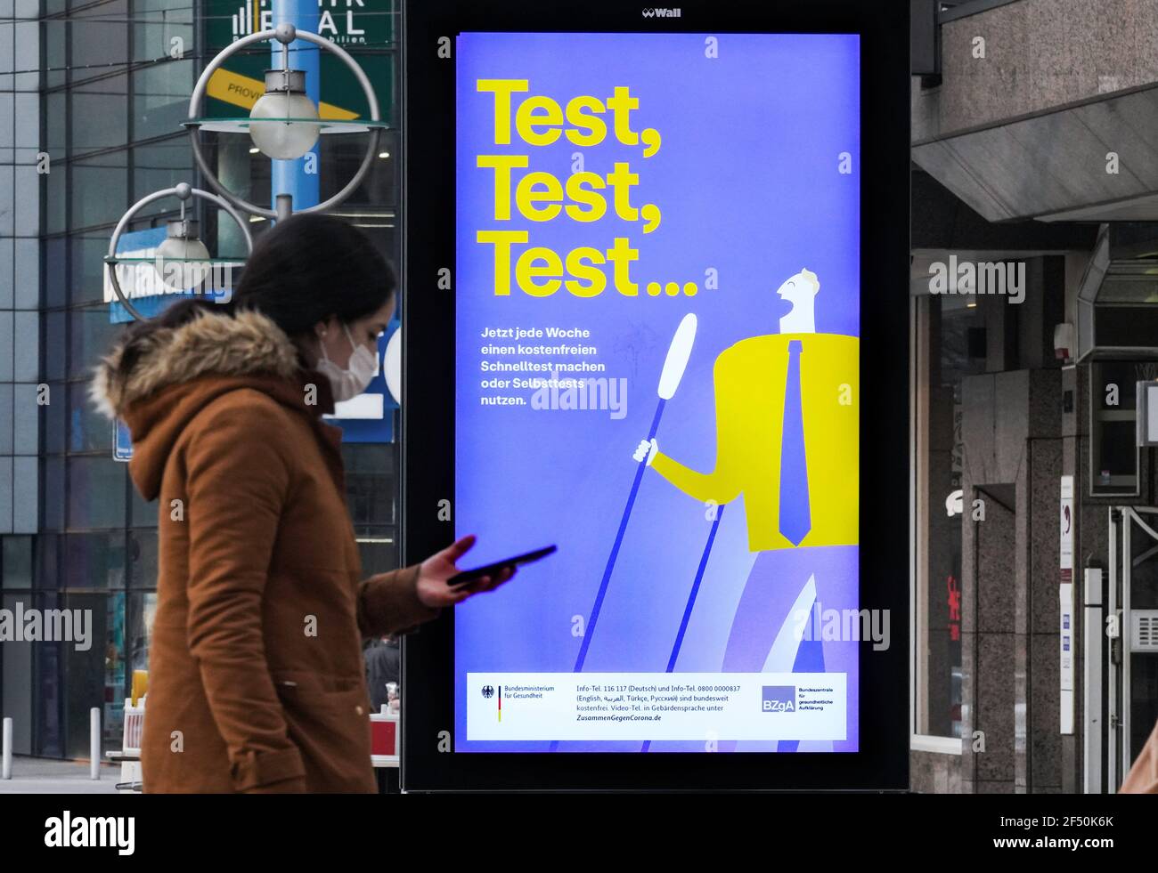 Dortmund, 23.03.2021 - Digitale Leuchttafeln in der Dortmunder Fußgängerzone propagieren mit einer Plakatserie des Bundesministeriums für Gesundheit das Testen und Impulse als Schutz gegen die Corona-Pandemie. --- Dortmund, 23rd. März 2021 - Digitale Lichttafeln in der Dortmunder Fußgängerzone fördern mit einer Reihe von Plakaten des Bundesministeriums für Gesundheit die Prüfung und Impfung als Schutz vor der Coronapandemie. Stockfoto