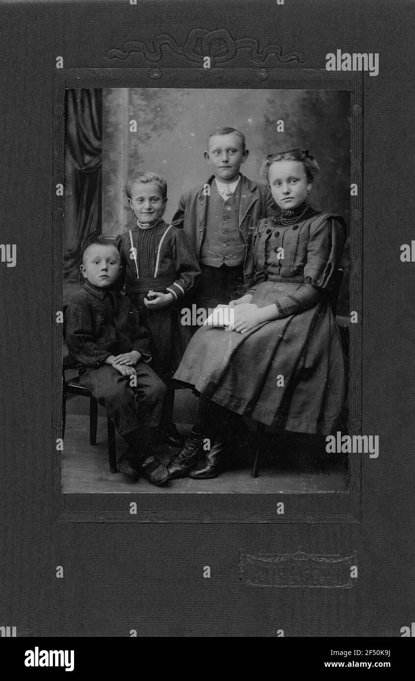 Gruppenportrait mit vier Kindern (Geschwister?) Im Passepartout. Dresden, um 1900 Stockfoto