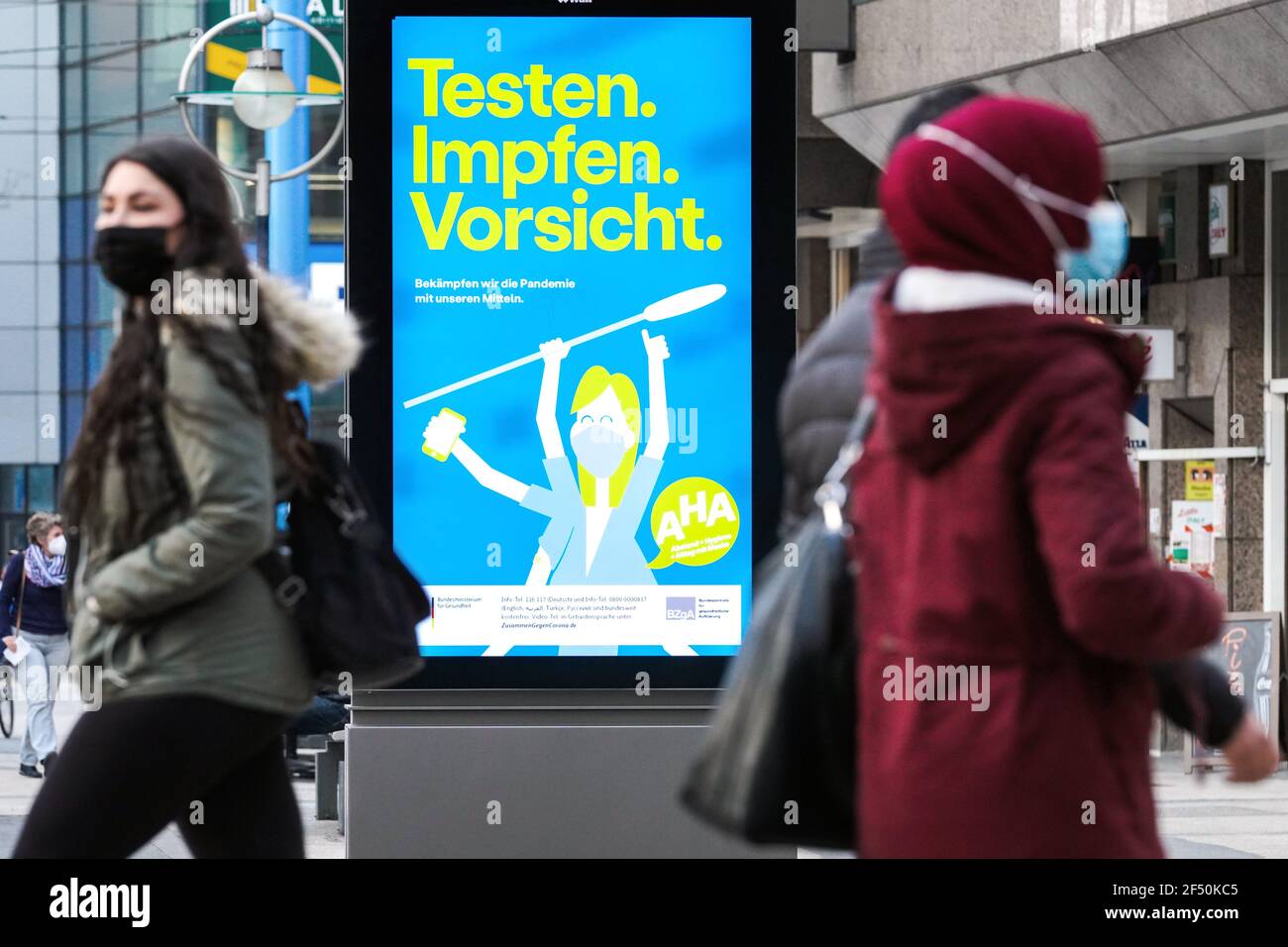 Dortmund, 23.03.2021 - Digitale Leuchttafeln in der Dortmunder Fußgängerzone propagieren mit einer Plakatserie des Bundesministeriums für Gesundheit das Testen und Impulse als Schutz gegen die Corona-Pandemie. --- Dortmund, 23rd. März 2021 - Digitale Lichttafeln in der Dortmunder Fußgängerzone fördern mit einer Reihe von Plakaten des Bundesministeriums für Gesundheit die Prüfung und Impfung als Schutz vor der Coronapandemie. Stockfoto