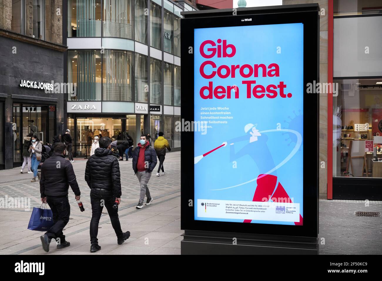 Dortmund, 23.03.2021 - Digitale Leuchttafeln in der Dortmunder Fußgängerzone propagieren mit einer Plakatserie des Bundesministeriums für Gesundheit das Testen und Impulse als Schutz gegen die Corona-Pandemie. --- Dortmund, 23rd. März 2021 - Digitale Lichttafeln in der Dortmunder Fußgängerzone fördern mit einer Reihe von Plakaten des Bundesministeriums für Gesundheit die Prüfung und Impfung als Schutz vor der Coronapandemie. Stockfoto