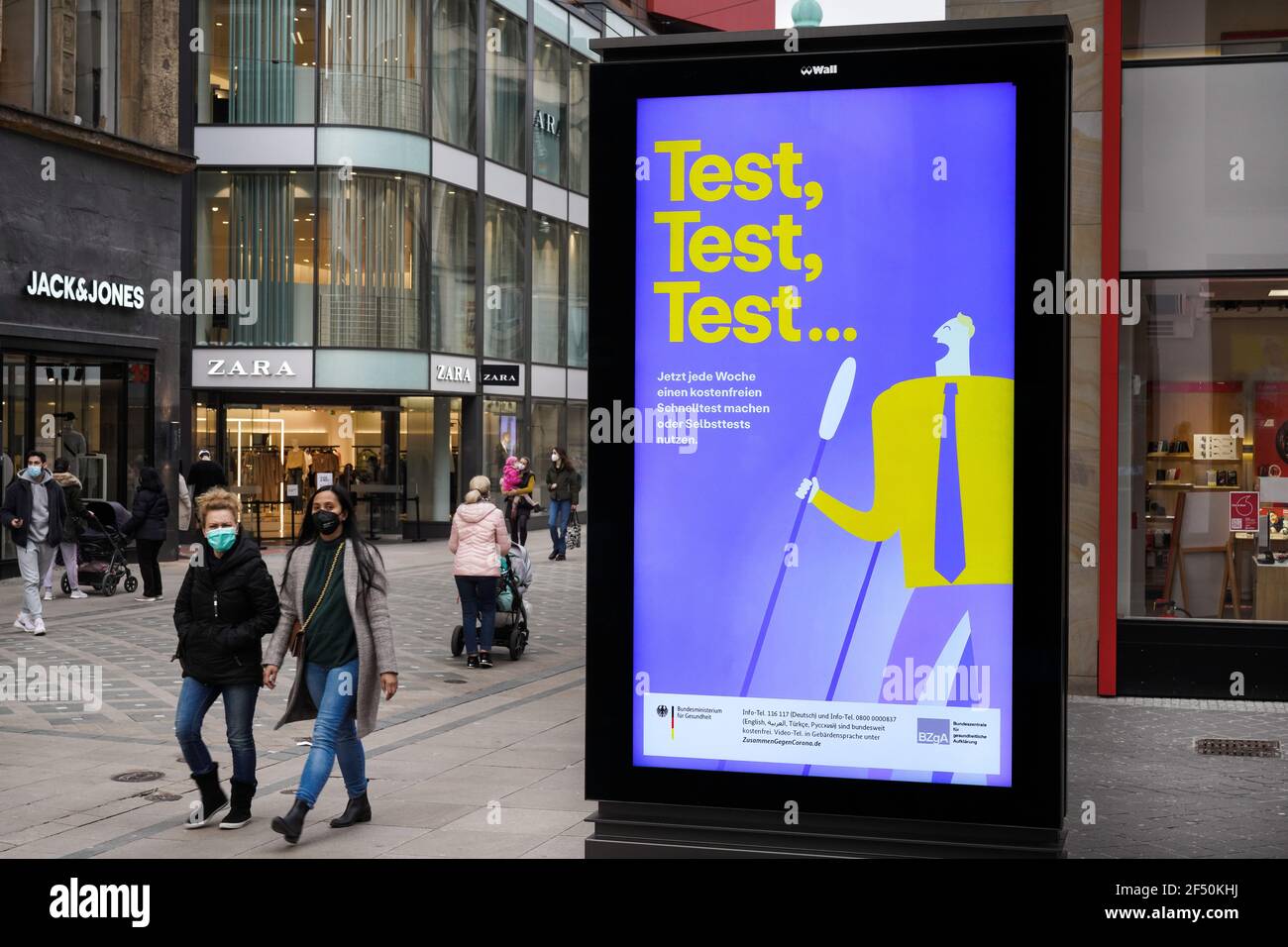 Dortmund, 23.03.2021 - Digitale Leuchttafeln in der Dortmunder Fußgängerzone propagieren mit einer Plakatserie des Bundesministeriums für Gesundheit das Testen und Impulse als Schutz gegen die Corona-Pandemie. --- Dortmund, 23rd. März 2021 - Digitale Lichttafeln in der Dortmunder Fußgängerzone fördern mit einer Reihe von Plakaten des Bundesministeriums für Gesundheit die Prüfung und Impfung als Schutz vor der Coronapandemie. Stockfoto