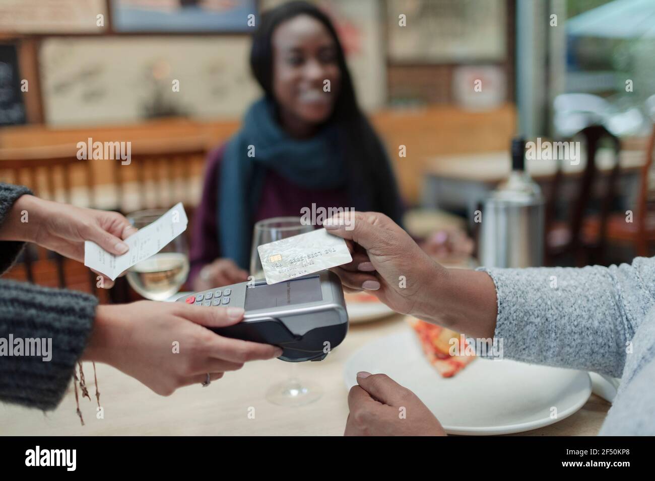 Nahaufnahme Frau zahlende Kellnerin mit Smartcard Stockfoto