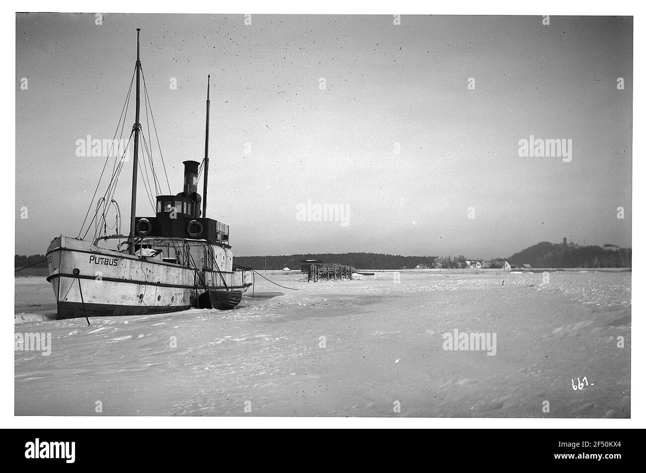 Schleppdampfer 'Putbus', vor Rügen an der Küste nahe Anker gelegen, umgeben von geschlossener Eisdecke Stockfoto