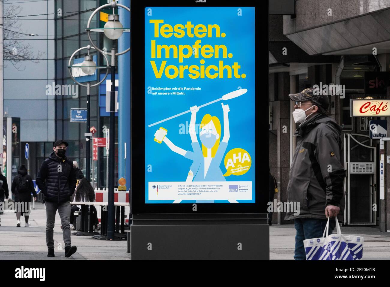 Dortmund, 23.03.2021 - Digitale Leuchttafeln in der Dortmunder Fußgängerzone propagieren mit einer Plakatserie des Bundesministeriums für Gesundheit das Testen und Impulse als Schutz gegen die Corona-Pandemie. --- Dortmund, 23rd. März 2021 - Digitale Lichttafeln in der Dortmunder Fußgängerzone fördern mit einer Reihe von Plakaten des Bundesministeriums für Gesundheit die Prüfung und Impfung als Schutz vor der Coronapandemie. Stockfoto