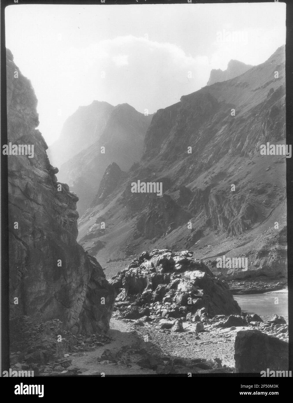 Indien. Kaschmir. Ladakh. Im Untergrund zwischen Calate (Schalatse) und Nimu. Blick von der rechten Uferpflicht, rechte Zanskar-Kette Stockfoto