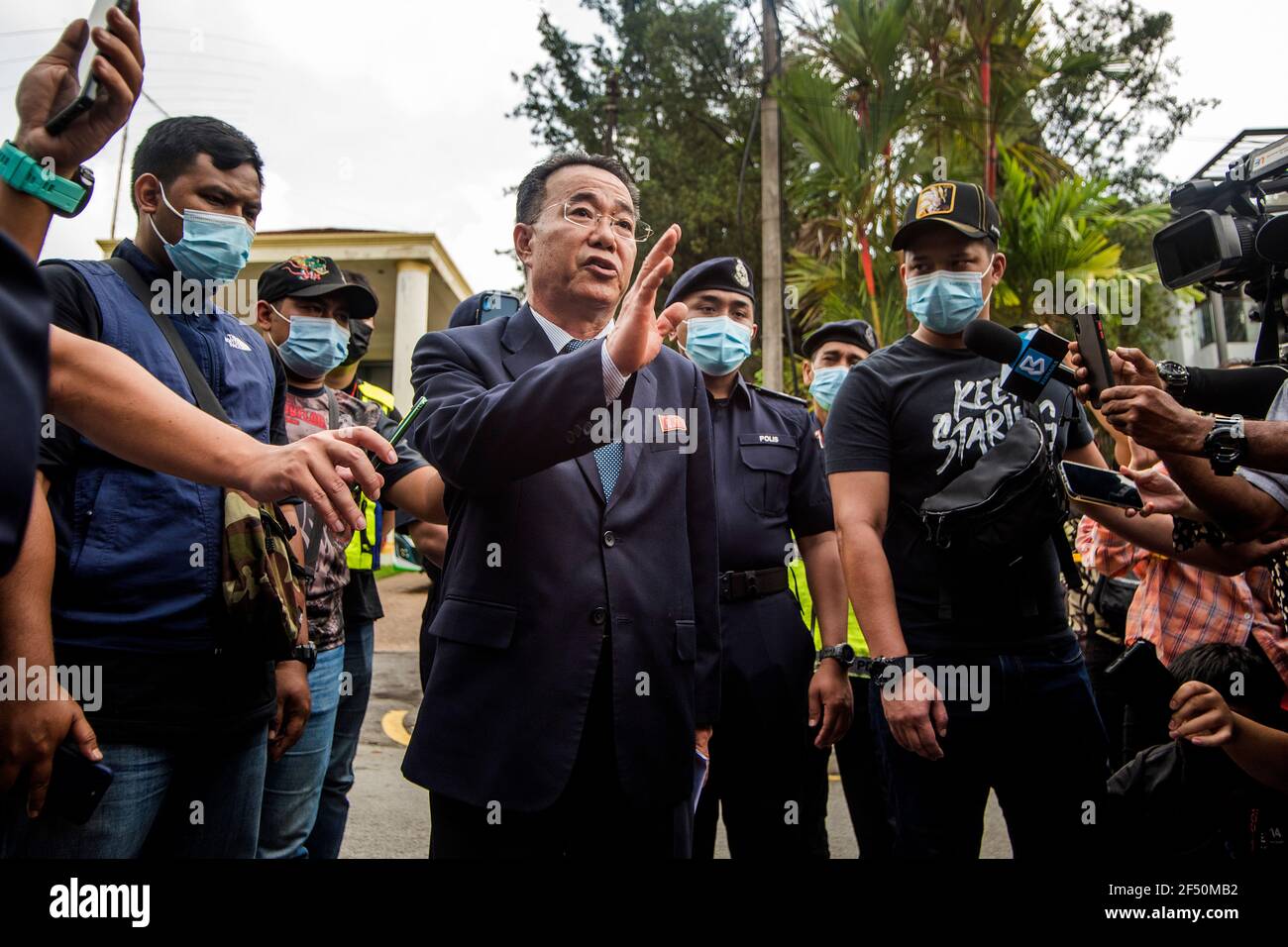 Kim Yu-Song, nordkoreanischer Berater, gibt vor dem Verlassen der nordkoreanischen Botschaft in Kuala Lumpur eine Erklärung vor den Medien ab.nordkoreanische Mitarbeiter verließen die Botschaft des Landes in Bukit Damansara, Malaysia, nachdem Pjöngjang die diplomatischen Beziehungen zu Kuala Lumpur unterbrochen hatte, weil sie einen Staatsangehörigen der DVRK an die USA auslieferten Stockfoto