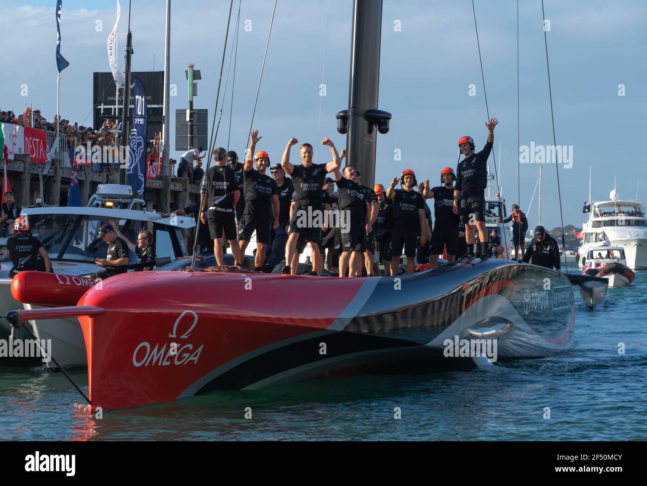 Auckland, Neuseeland, 17. März 2021 - Emirates Team das neuseeländische Team Te Rehutai, mit Peter Burling befahren, kehrt nach der Niederlage der italienischen Herausforderer Luna Rossa Prada Pirelli an ihr Dock zurück und wird von tausenden Anhängern begrüßt. Rob Taggart/Alamy Stockfoto