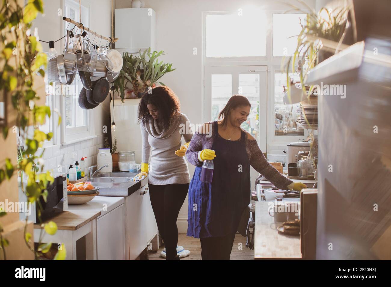 Mutter und Tochter in Gummihandschuhe Reinigung Küche Stockfotografie -  Alamy