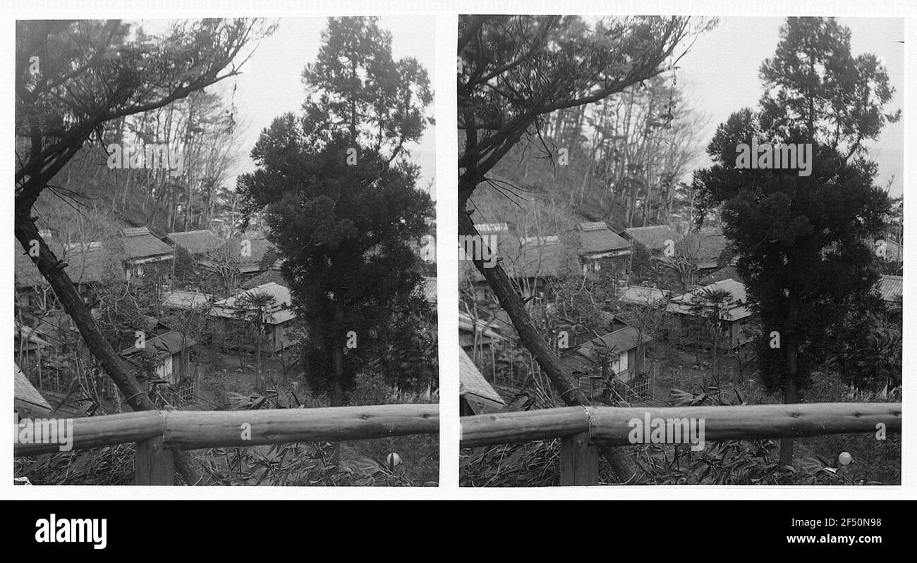 Japan. Blick von einem Aussichtspunkt auf Wohnhäuser in einer ländlichen Gegend Stockfoto