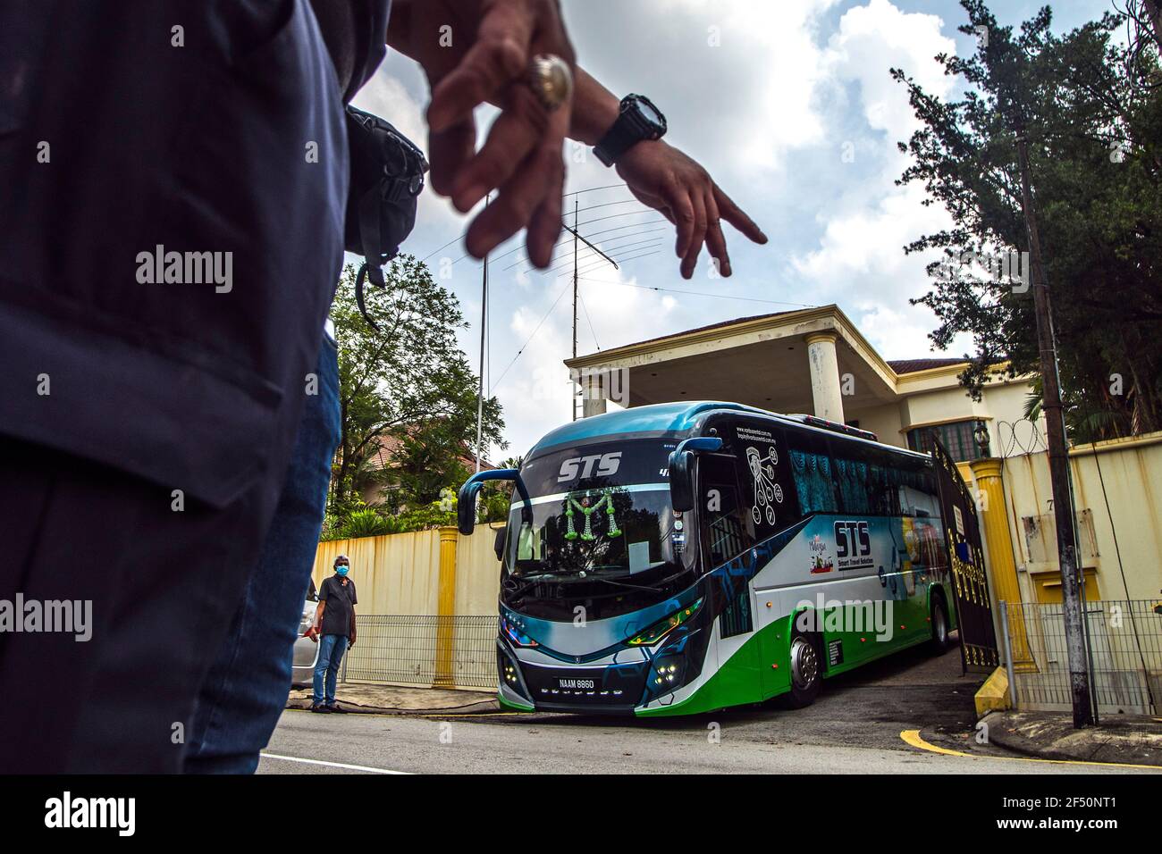 Kuala Lumpur, Malaysia. März 2021, 21st. Ein königlich malaysischer Polizeibeamter führt einen Bus mit Botschaftsmitarbeitern, die die nordkoreanische Botschaft in Kuala Lumpur verlassen.nordkoreanische Mitarbeiter verließen die Botschaft des Landes in Bukit Damansara, Malaysia, nachdem Pjöngjang die diplomatischen Beziehungen zu Kuala Lumpur wegen der Auslieferung eines Staatsangehörigen der DVRK an die USA unterbrochen hatte (Foto von Vivian Lo/SOPA Images/Sipa USA) Quelle: SIPA USA/Alamy Live News Stockfoto