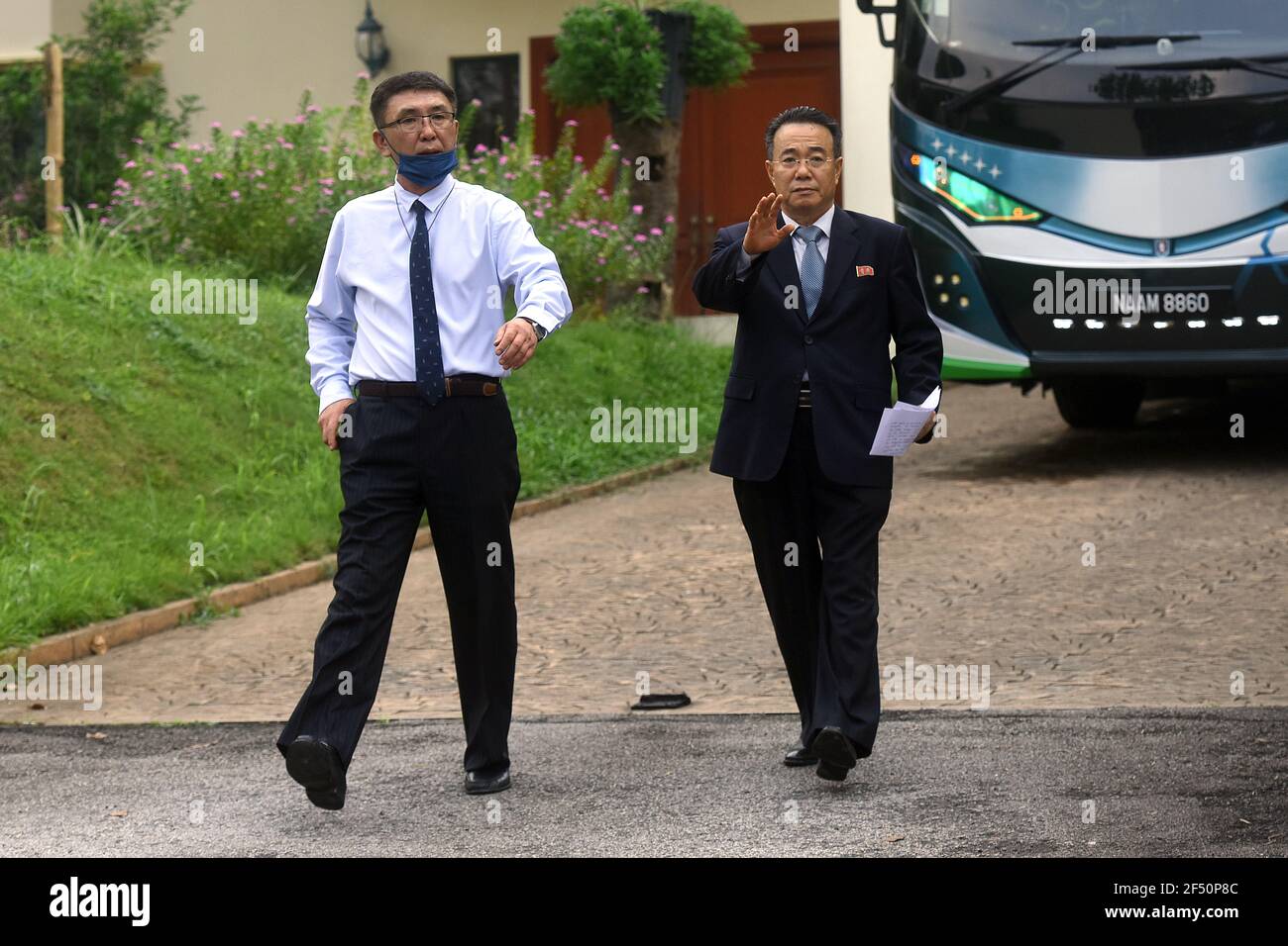 Kuala Lumpur, Malaysia. März 2021, 21st. Die nordkoreanische Botschaft in Malaysia der Berater Kim Yu Song (R) winkt den Medien zu, als er vor dem Verlassen der nordkoreanischen Botschaft in Kuala Lumpur eine Erklärung abgibt.nordkoreanische Mitarbeiter verließen die Botschaft des Landes in Bukit Damansara, Malaysia, nachdem Pjöngjang diplomatische Beziehungen mit Kuala Lumpur wegen der Auslieferung eines Staatsangehörigen der DVRK an die USA aufgeschnitten hatte (Foto: Vivian Lo/SOPA Images/Sipa USA) Quelle: SIPA USA/Alamy Live News Stockfoto