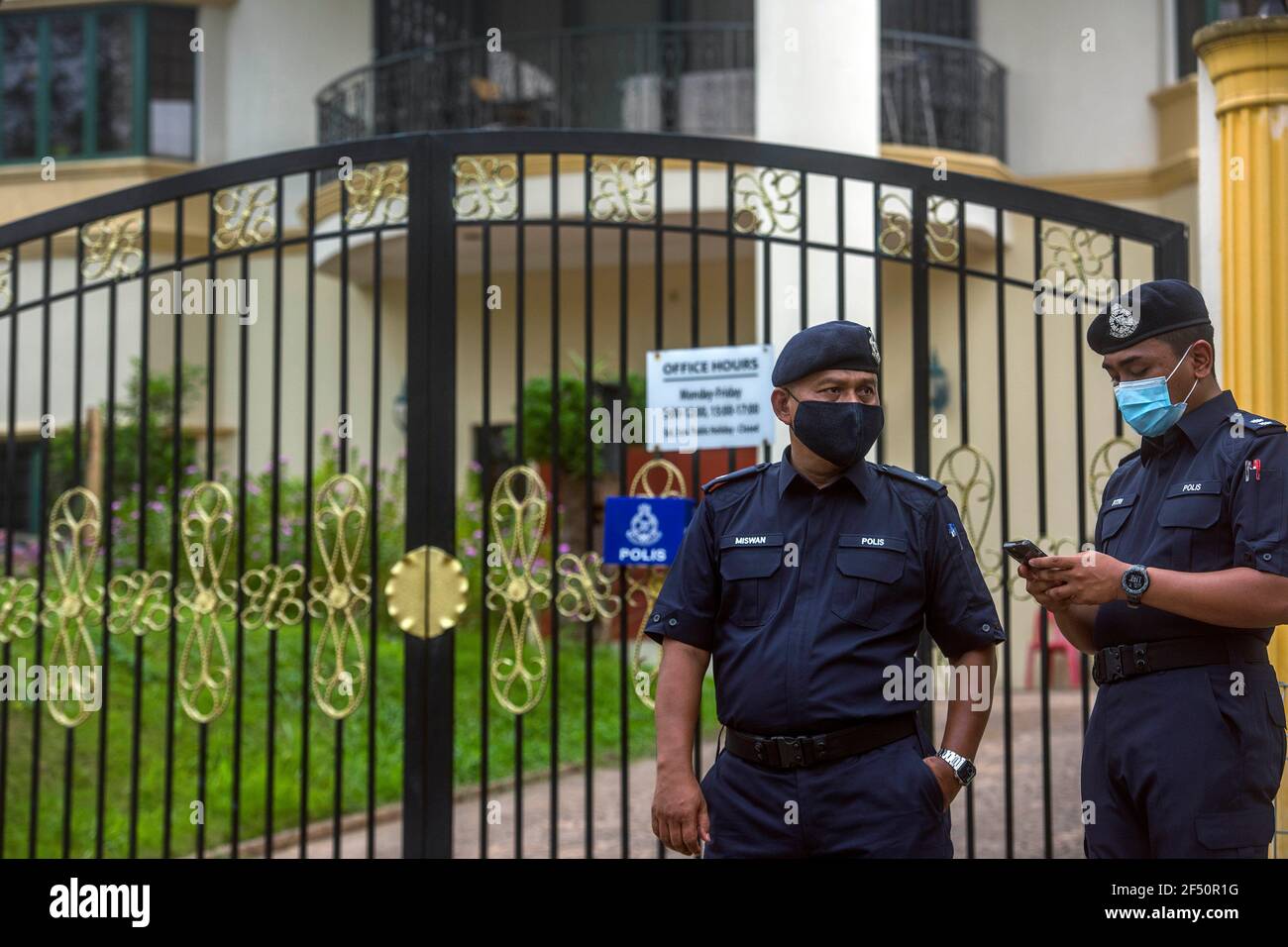 Kuala Lumpur, Malaysia. März 2021, 19th. Königliche malaysische Polizeibeamte stehen am Eingang der nordkoreanischen Botschaft in Kuala Lumpur auf Wache.nordkoreanische Mitarbeiter verließen die Botschaft des Landes in Bukit Damansara, Malaysia, nachdem Pjöngjang die diplomatischen Beziehungen zu Kuala Lumpur wegen der Auslieferung eines Staatsangehörigen der DVRK an die USA unterbrochen hatte. Vivian Lo/SOPA Images/ZUMA Wire/Alamy Live News Stockfoto