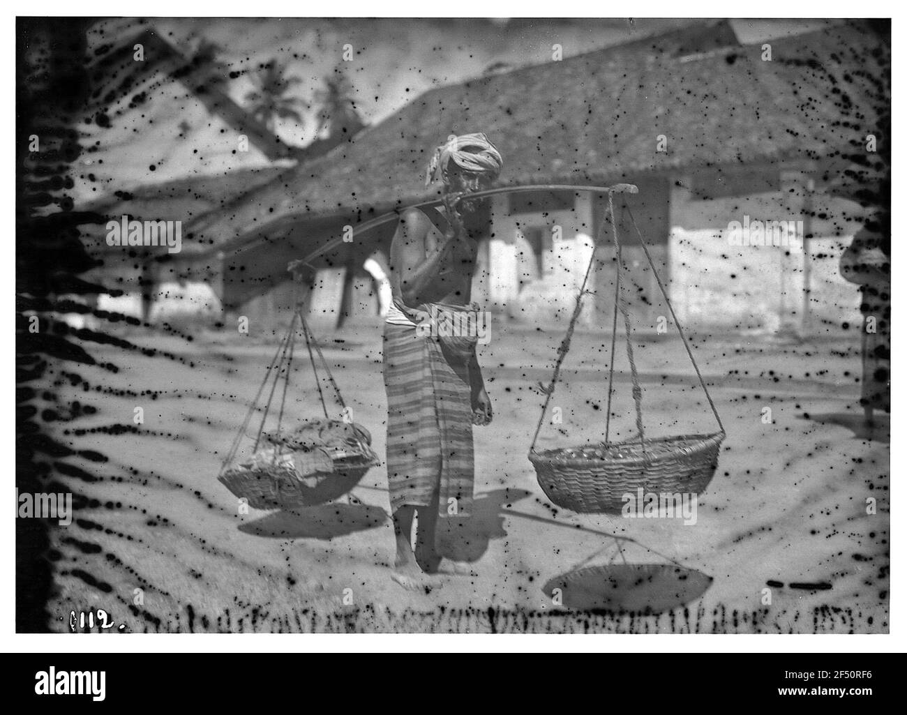 In Kandy (Sri Lanka). Obsthändler mit Schulterbügel und Lapseing Körbe Stockfoto