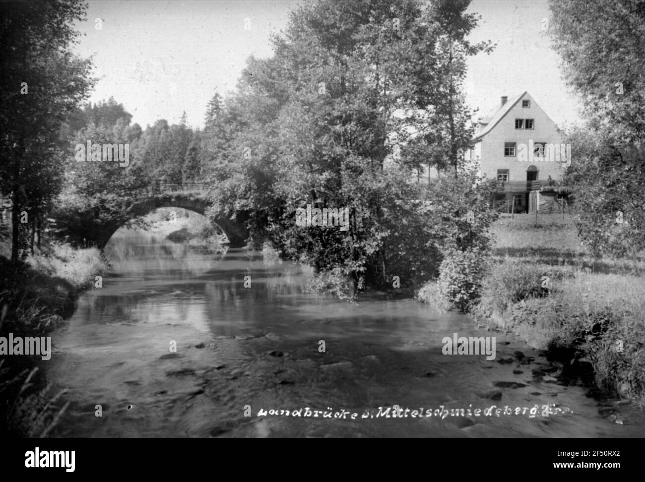 Land Bridge und Wohngebäude auf dem Schafweg Stockfoto