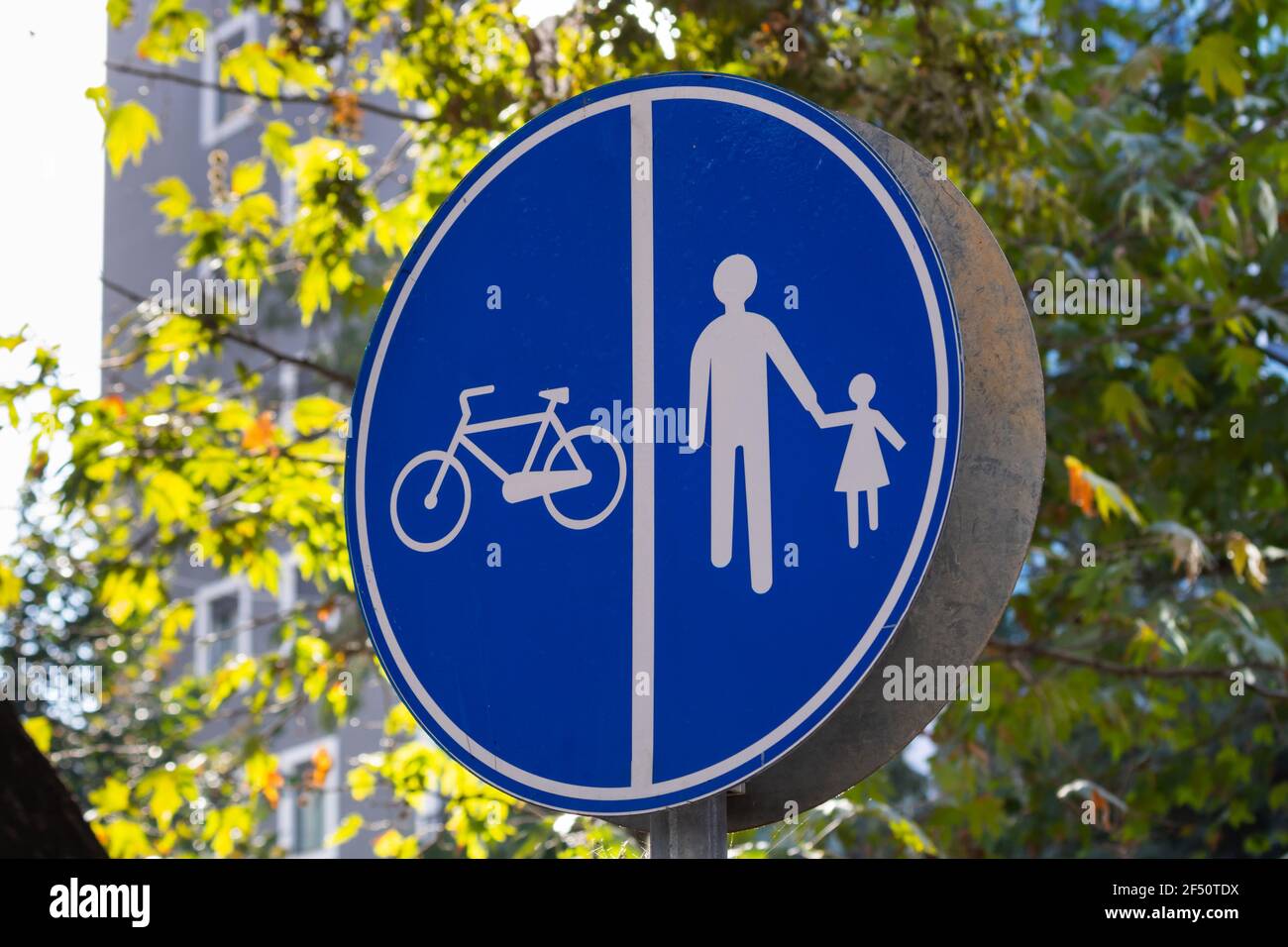 Fußgänger- und Fahrradweg-Schild in der Stadt. Schild mit Fahrradweg. Stockfoto