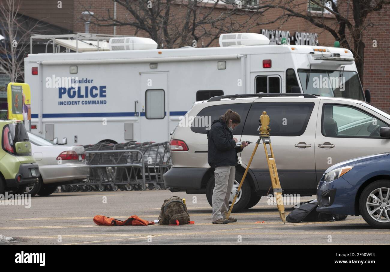 Boulder, Usa. März 2021, 23rd. Ein Tatorttechniker nimmt Messungen vor einem King Soopers Lebensmittelgeschäft vor, in dem am Montag in Boulder, Colorado, 23 Menschen, darunter ein Polizist, bei einer Schießerei getötet wurden, am Dienstag, den 10. März, 2021. Die Polizei sagte, dass ein Verdächtiger, der als Ahmad Al Aliwi Alissa identifiziert wurde, in Haft war und wegen Mordes ersten Grades in 10 Anklagepunkten angeklagt wurde. Foto von Bob Strong/UPI Kredit: UPI/Alamy Live Nachrichten Stockfoto