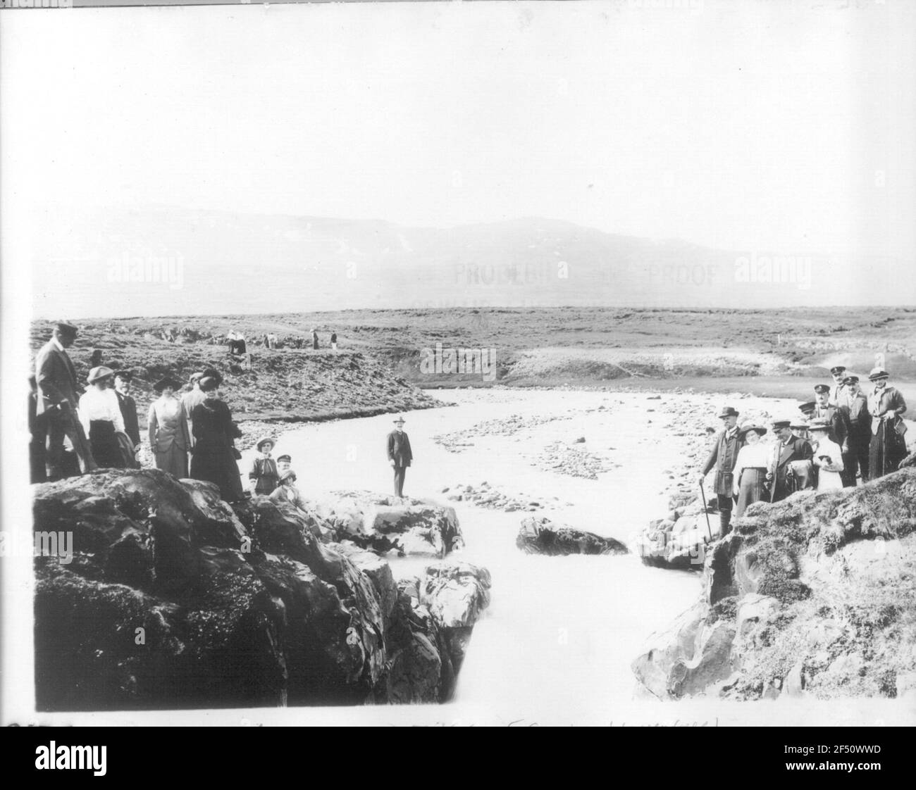 Akureyri (Island). Touristengruppe (Passagiere des Hochsee-Passagierdampfers 'Victoria Luise') am Kopf der Glera-Fälle. Blick nach oben (nach Südwesten) Stockfoto