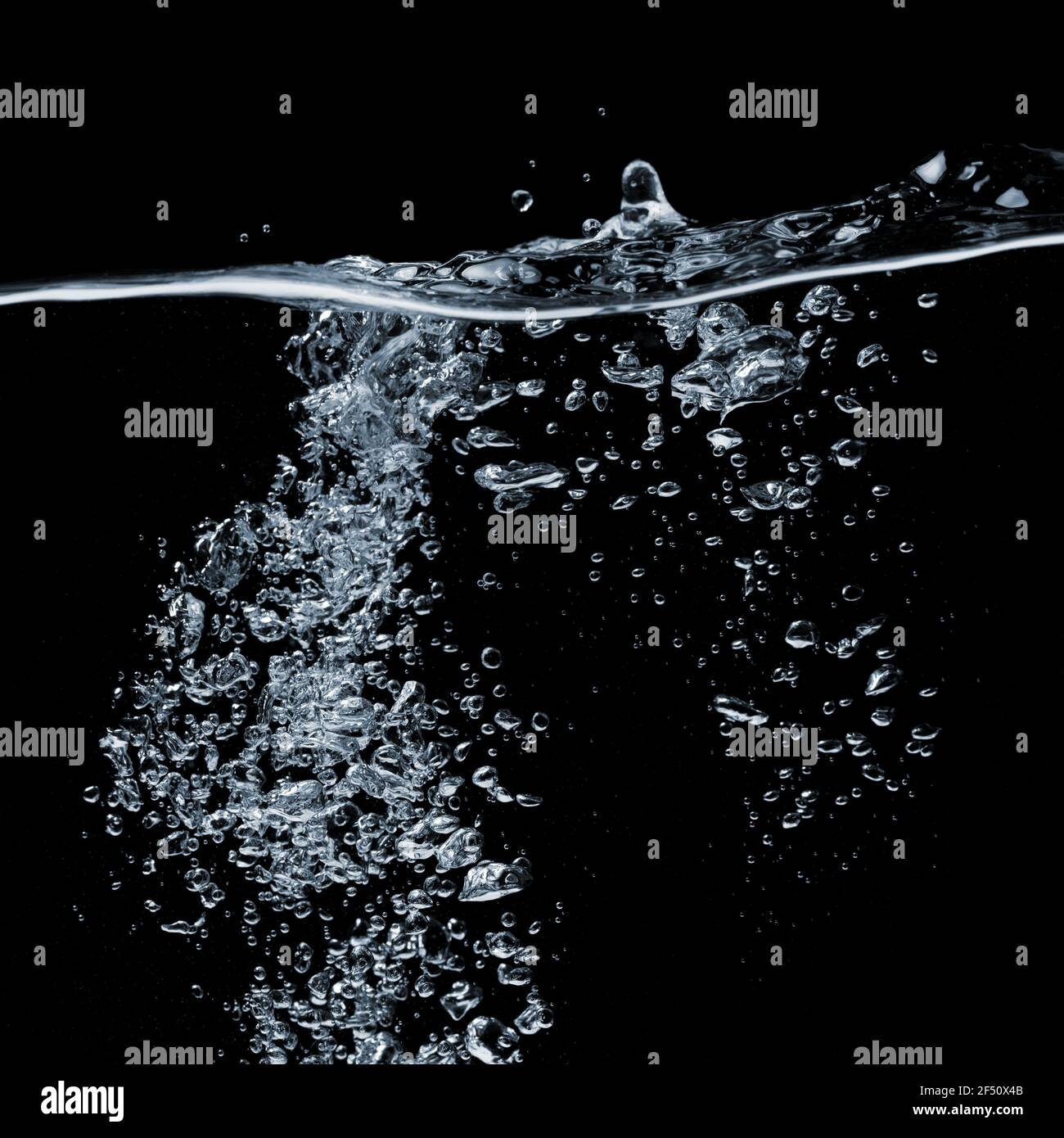 Klare Wasseroberfläche auf einem schwarzen mit Welligkeit und Blasen Stockfoto