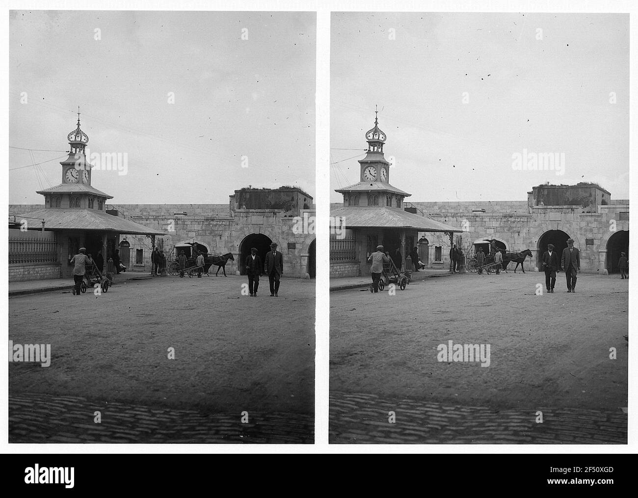 Gibraltar. Öffentliches Gebäude mit Turmbefestigung und Uhr. Blick mit Flotten, Einheimischen und Touristen Stockfoto