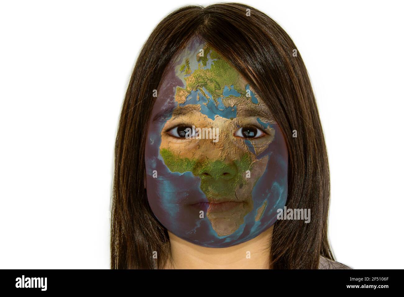 Kleines Mädchen mit Weltkarte auf ihrem Gesicht gemalt Weißer isolierter Hintergrund in Nahaufnahme Stockfoto