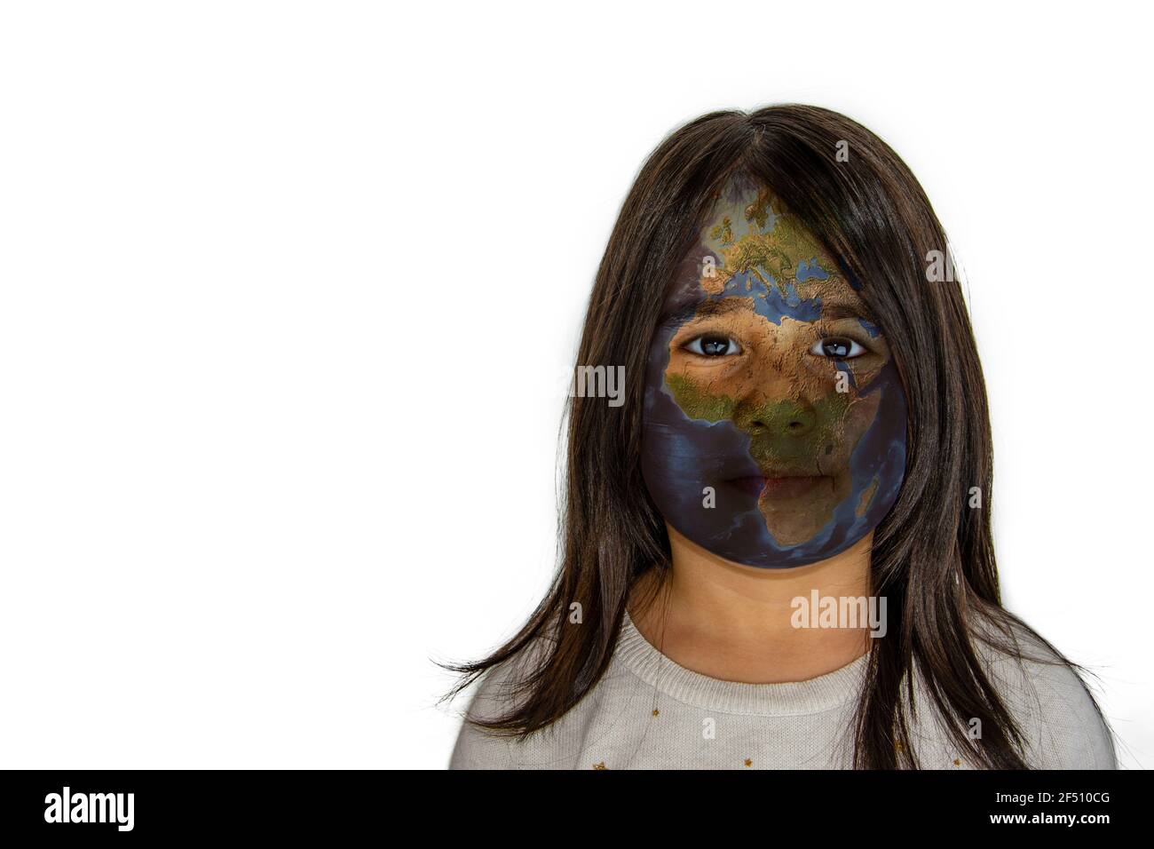 Kleines Mädchen mit Weltkarte auf ihrem Gesicht gemalt Weißer isolierter Hintergrund Stockfoto
