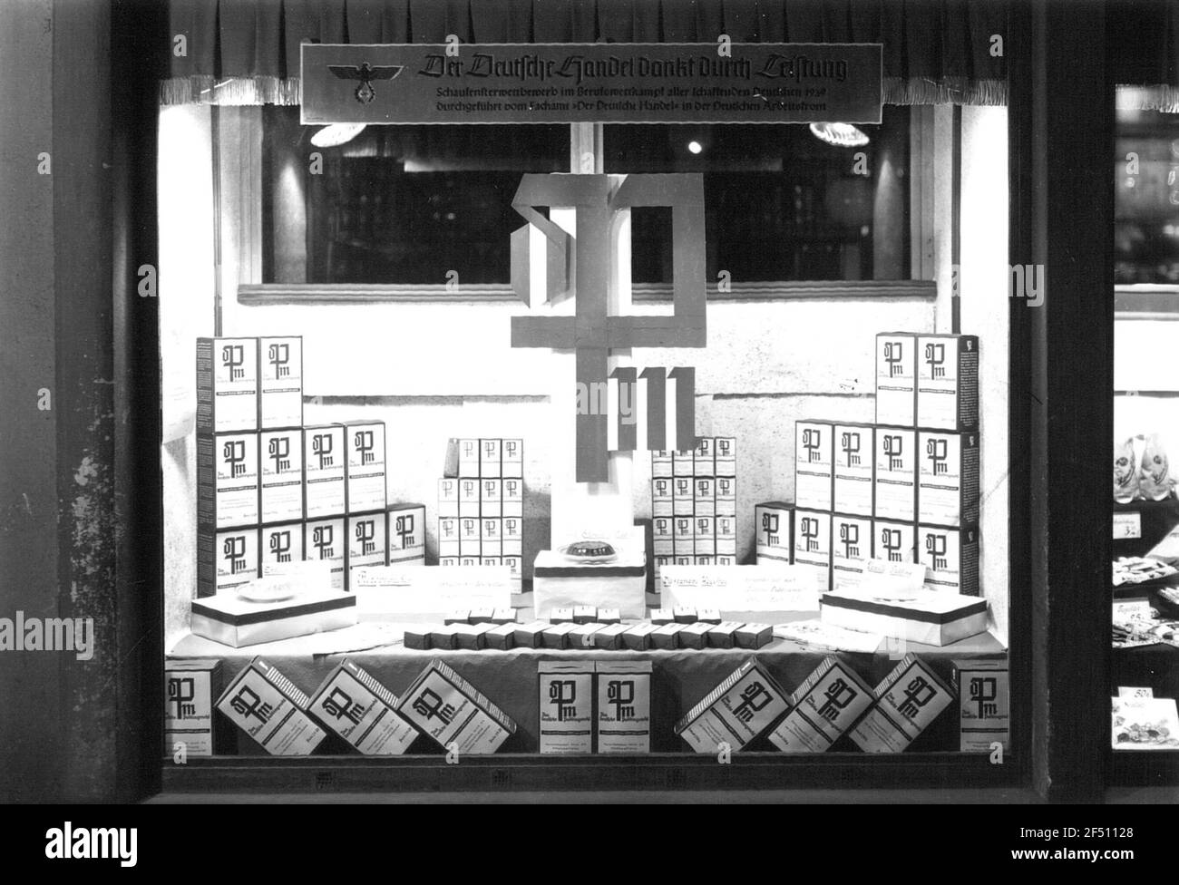 Roßwein, Döbelner Straße 7 / Ecke Mittelstraße 2. Schaufensterdekoration mit Pudding Mehl Dekoration für den Schaufensterwettbewerb 1939 des Lebensmittelgeschäftes Fritzsche Stockfoto