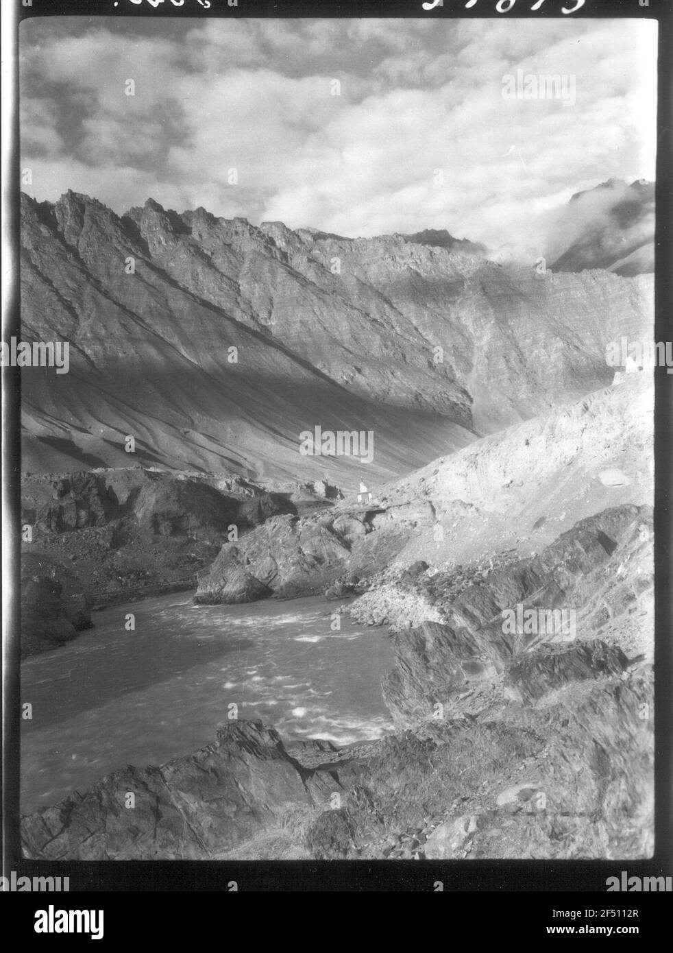 Indien. Kaschmir. Ladakh. Oberes Innenblatt. Indus mit Dorf Nurla. Brücke und Schokolade. Blick auf den Fluss nach Nordwesten Stockfoto