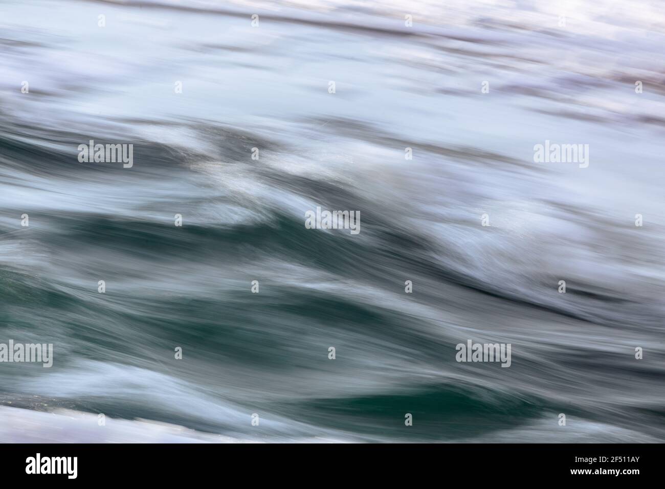 Eisfluss und Wasser, absichtliche Bewegung, langsame Verschlusszeit, abstrakte Linien. Stockfoto