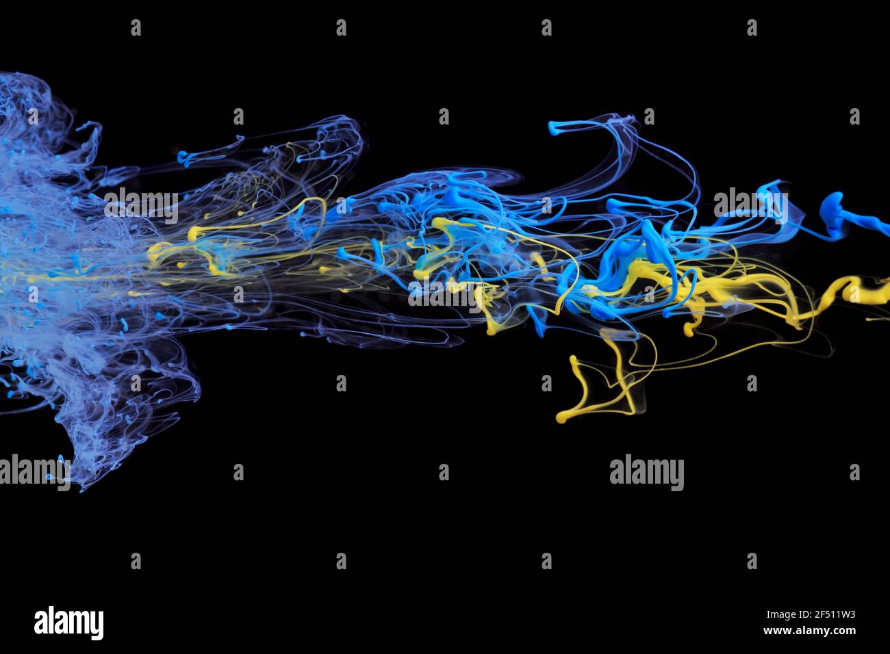 Gelbe und blaue Farbtinte malen abstrakte Muster in Wasser Flüssigkeit Stockfoto