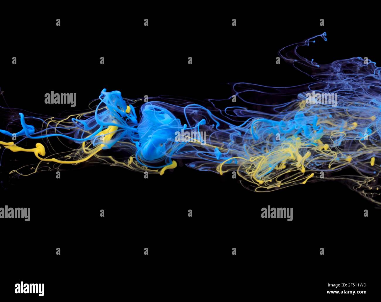 Gelbe und blaue Farbtinte malen abstrakte Muster in Wasser Flüssigkeit Stockfoto