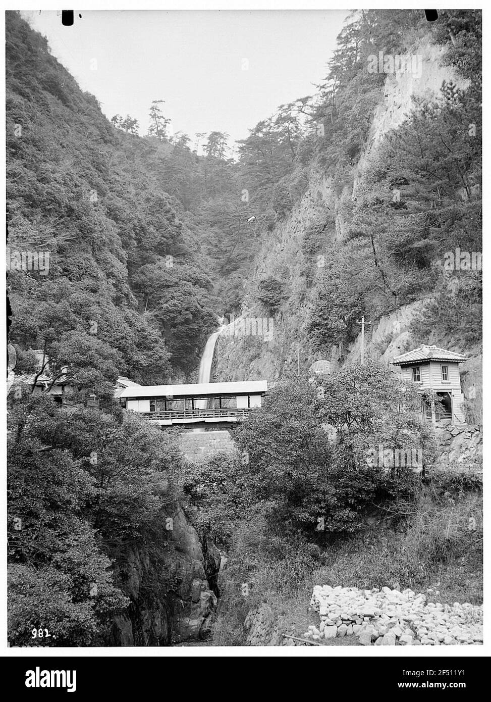 Honsch? Nunobiki Wasserfall bei Kobe mit überdachter Brücke und Gebäuden auf beiden Seiten der Schlucht Stockfoto