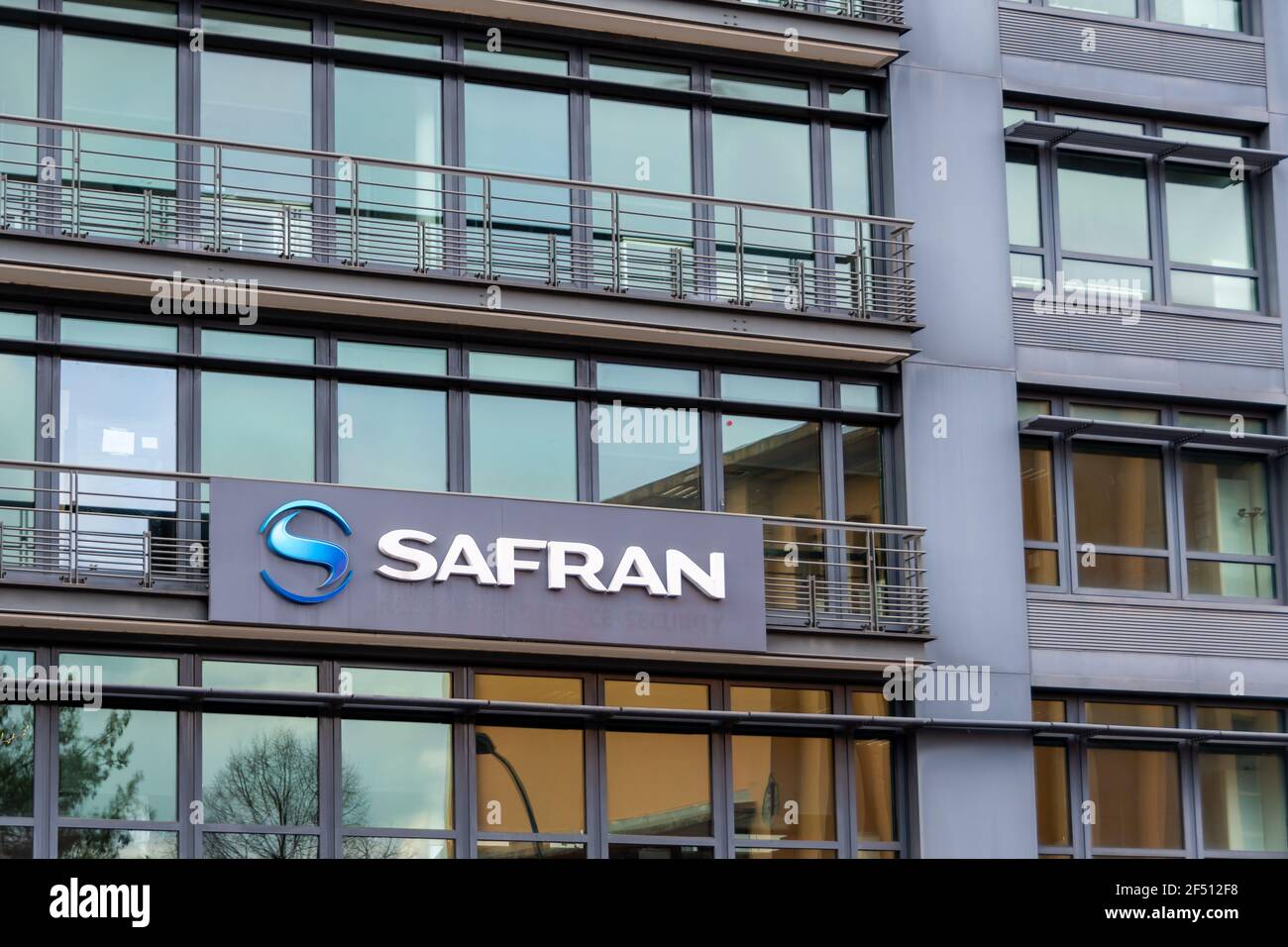 Logo auf dem Safran-Gebäude (Standort Paul-Louis Weiller). Safran ist eine französische Gruppe, die sich auf Luftfahrt, Raumfahrt und Verteidigung spezialisiert hat Stockfoto